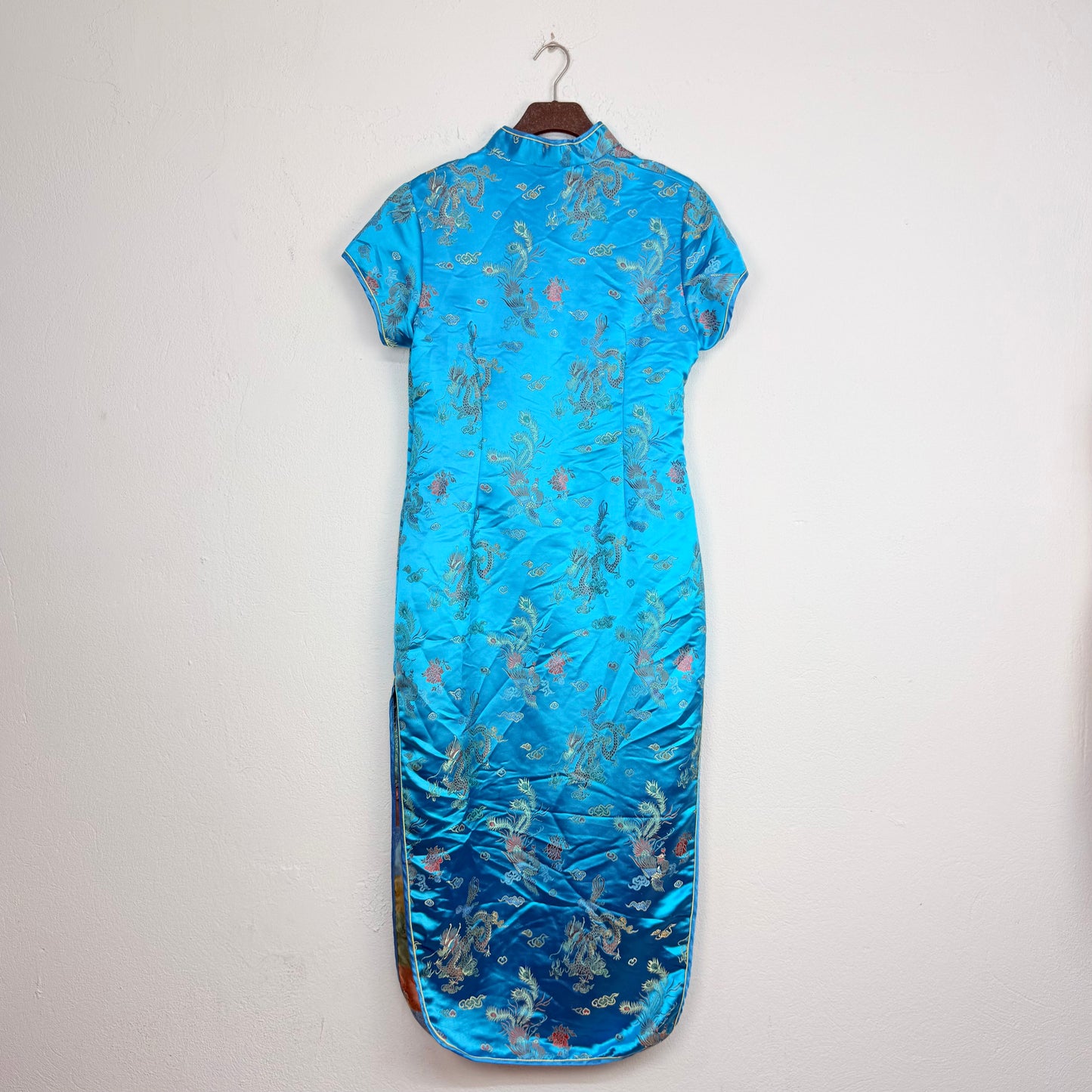 Kuratierter Vintage Onlineshop nachhaltige Secondhand Kleidung online kaufen, Online Shop Vintage, Vintage Online Shop, Second Hand Online Shop, gebraucht, zweite Hand, reused, preloved, Y2K, thriftshop, thriftstore, thrifting, thrift shop, thrift store, Cheongsam, Seide, Traditionell