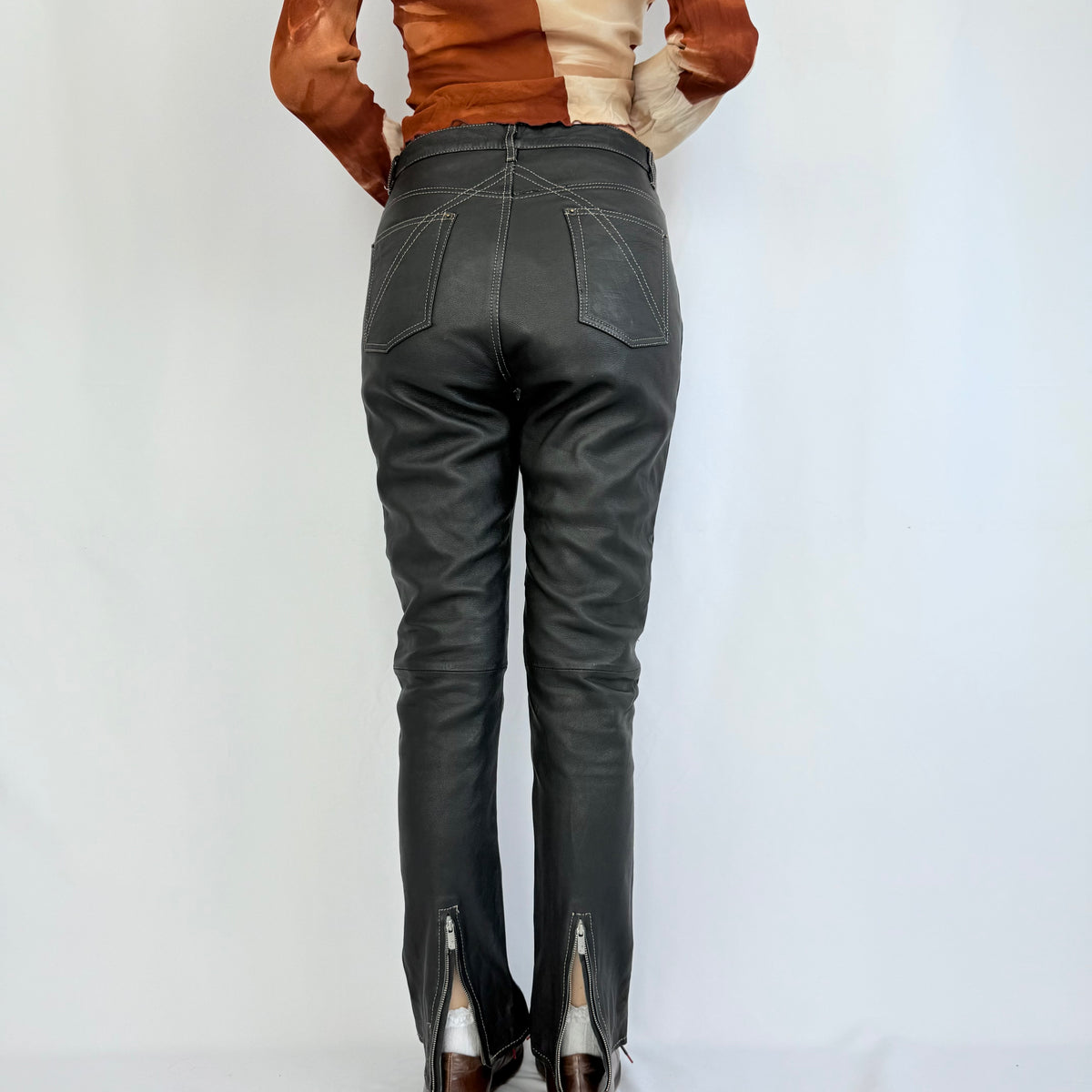 Kuratierter Vintage Onlineshop nachhaltige Secondhand Kleidung online kaufen, Online Shop Vintage, Vintage Online Shop, Second Hand Online Shop, gebraucht, zweite Hand, reused, preloved, Y2K, thriftshop, thriftstore, thrifting, thrift shop, thrift store, Leder, Retro, 60s