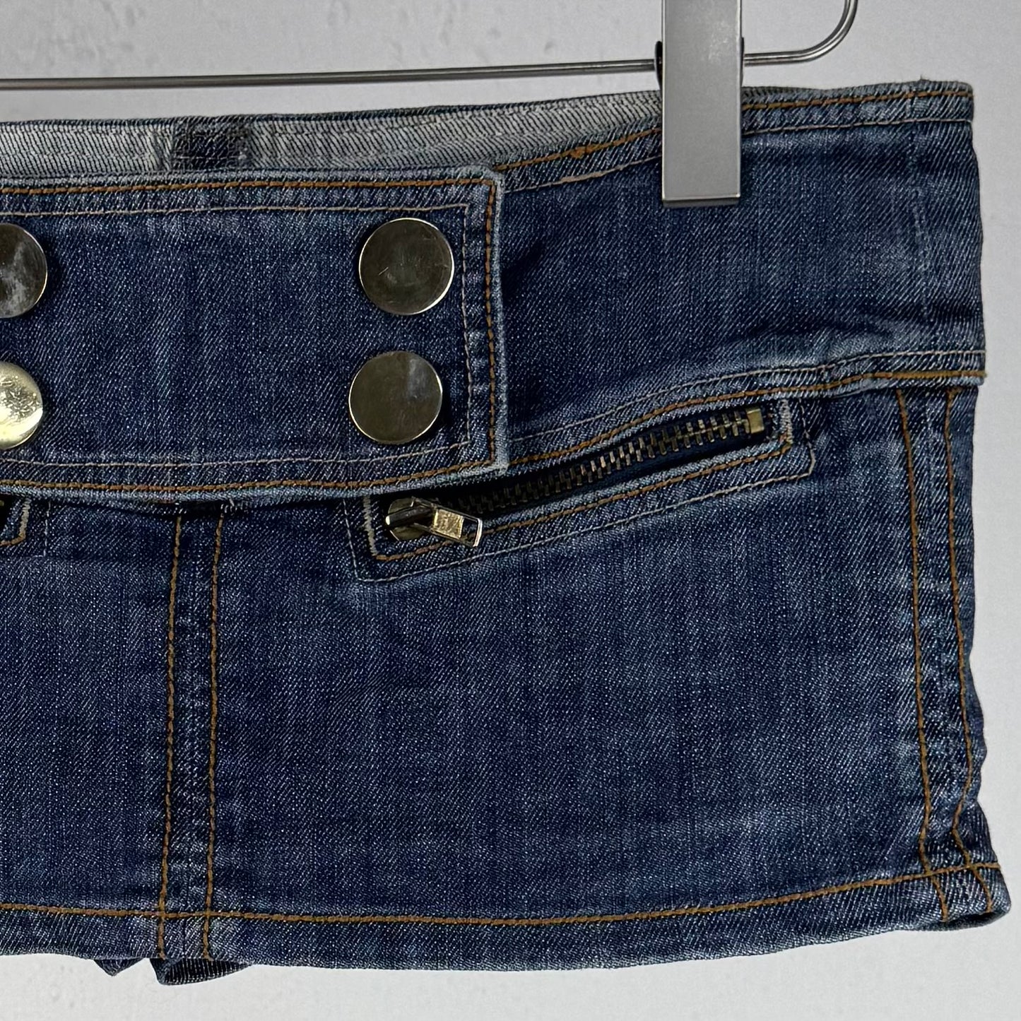 Kuratierter Vintage Onlineshop nachhaltige Secondhand Kleidung online kaufen, Online Shop Vintage, Vintage Online Shop, Second Hand Online Shop, gebraucht, zweite Hand, reused, preloved, Y2K, thriftshop, thriftstore, thrifting, thrift shop, thrift store