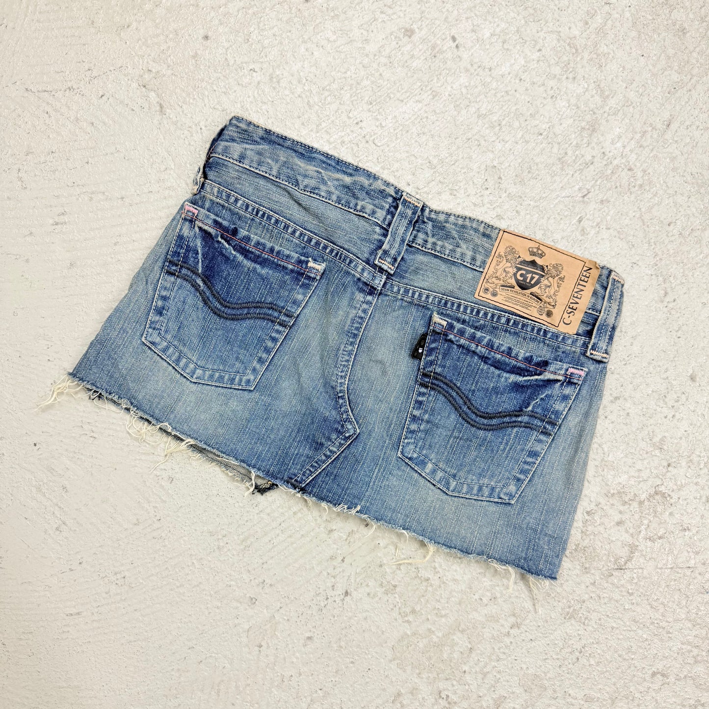 Kuratierter Vintage Onlineshop nachhaltige Secondhand Kleidung online kaufen, Online Shop Vintage, Vintage Online Shop, Second Hand Online Shop, gebraucht, zweite Hand, reused, preloved, Y2K, thriftshop, thriftstore, thrifting, thrift shop, thrift store, Denim, Miniskirt