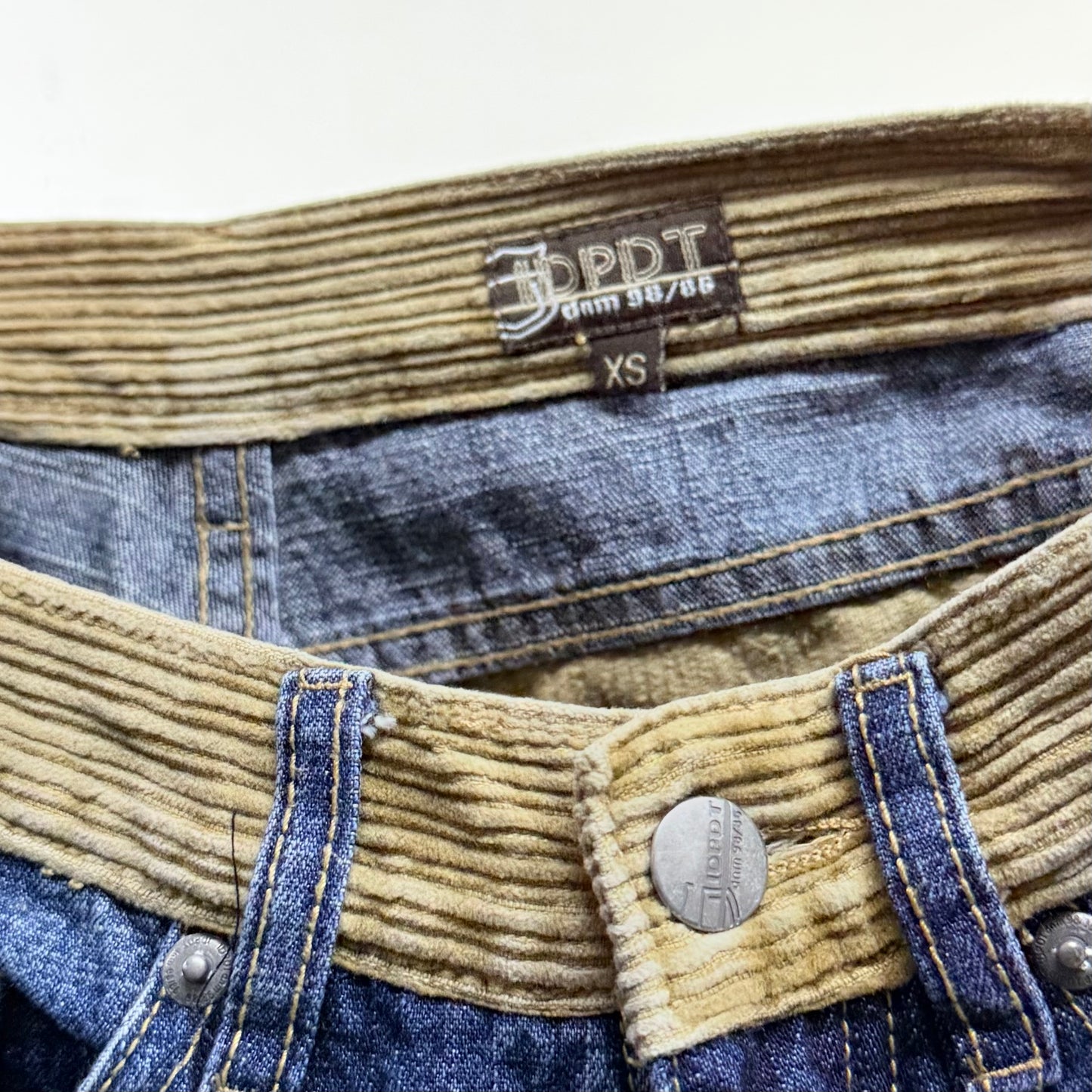 Kuratierter Vintage Onlineshop nachhaltige Secondhand Kleidung online kaufen, Online Shop Vintage, Vintage Online Shop, Second Hand Online Shop, gebraucht, zweite Hand, reused, preloved, Y2K, thriftshop, thriftstore, thrifting, thrift shop, thrift store, Retro, Patchwork, Mixed Fabrics, Denim, Corduroy