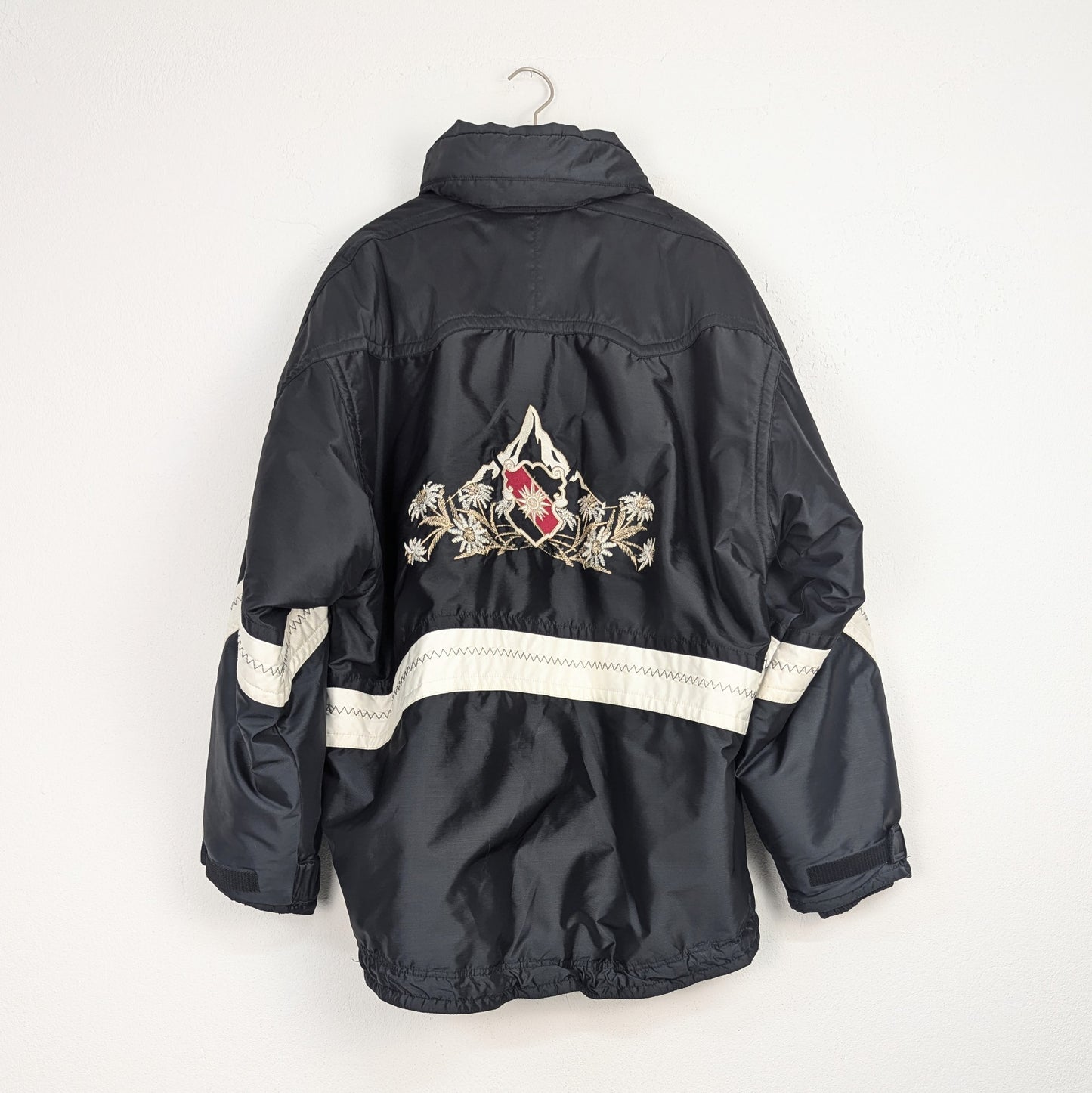 Kuratierter Vintage Onlineshop nachhaltige Secondhand Kleidung online kaufen, Online Shop Vintage, Vintage Online Shop, Second Hand Online Shop, gebraucht, zweite Hand, reused, preloved, Y2K, thriftshop, thriftstore, thrifting, thrift shop, thrift store