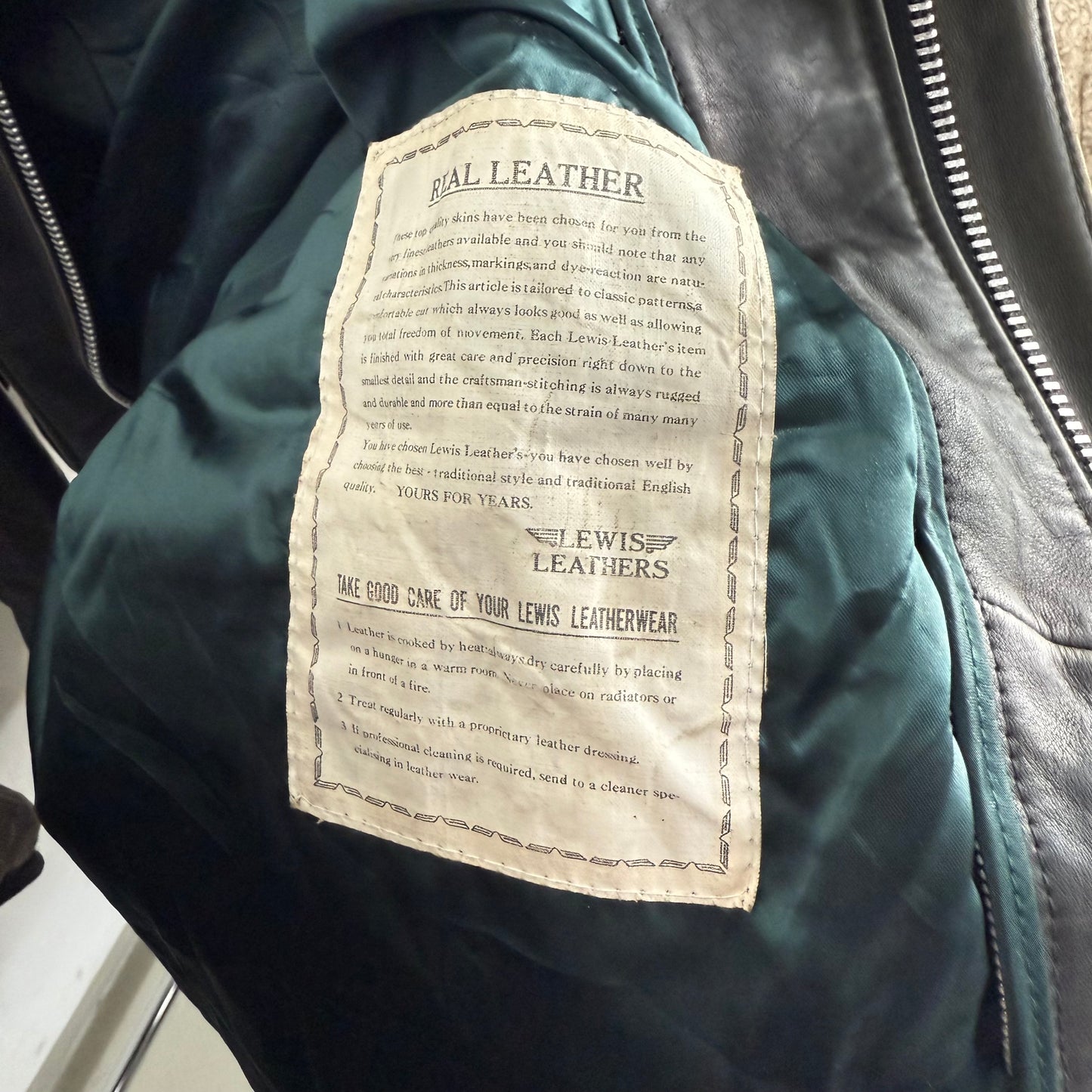Kuratierter Vintage Onlineshop nachhaltige Secondhand Kleidung online kaufen, Online Shop Vintage, Vintage Online Shop, Second Hand Online Shop, gebraucht, zweite Hand, reused, preloved, Y2K, thriftshop, thriftstore, thrifting, thrift shop, thrift store