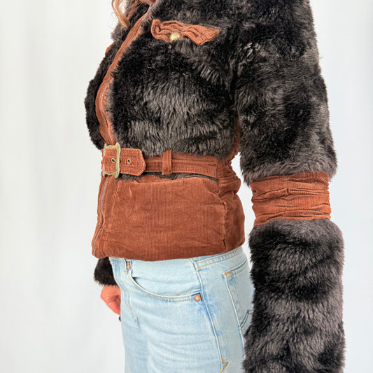 Kuratierter Vintage Onlineshop nachhaltige Secondhand Kleidung online kaufen, Online Shop Vintage, Vintage Online Shop, Second Hand Online Shop, gebraucht, zweite Hand, reused, preloved, Y2K, thriftshop, thriftstore, thrifting, thrift shop, thrift store, Cozy, Teddy, Unique, Schnallen