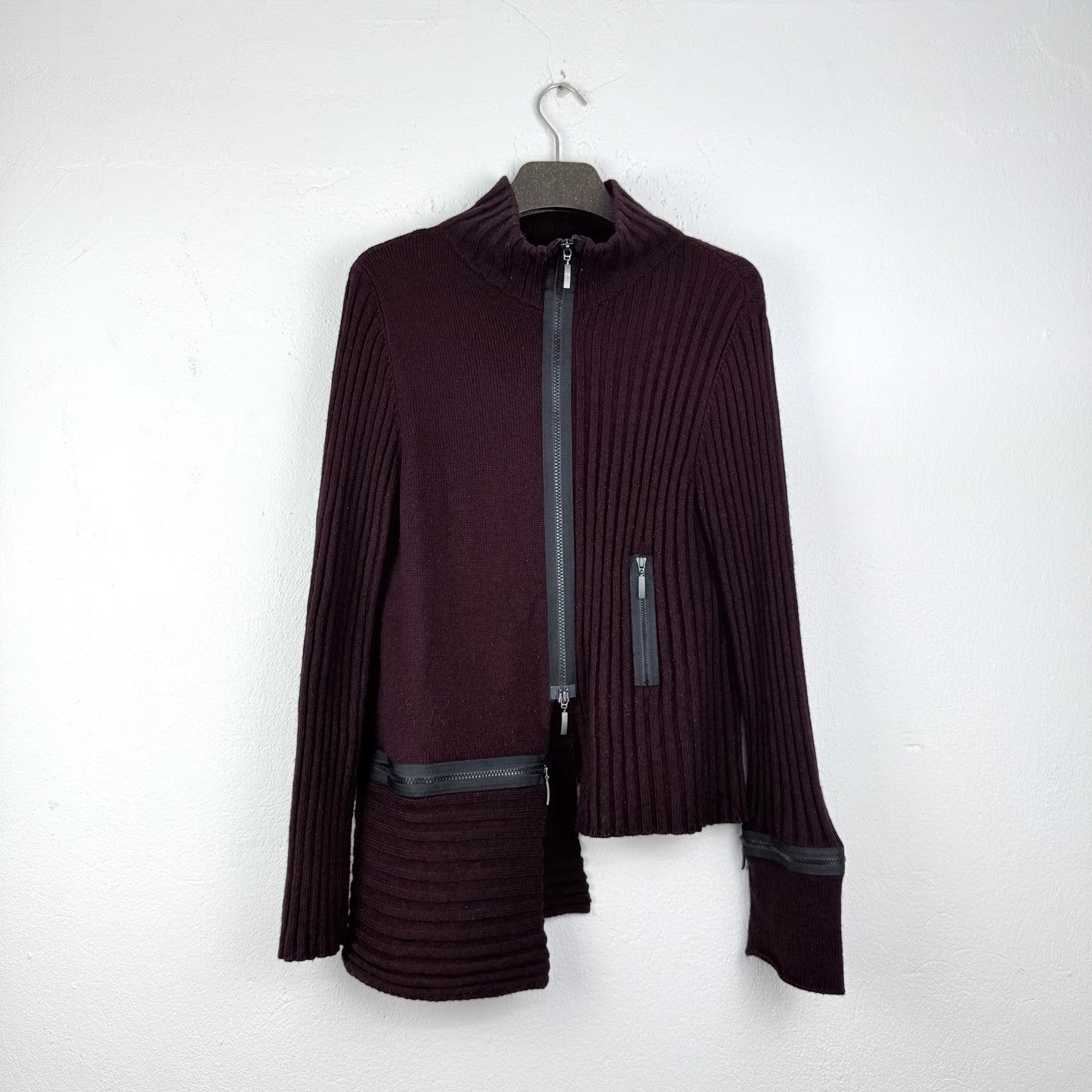 Kuratierter Vintage Onlineshop nachhaltige Secondhand Kleidung online kaufen, Online Shop Vintage, Vintage Online Shop, Second Hand Online Shop, gebraucht, zweite Hand, reused, preloved, Y2K, thriftshop, thriftstore, thrifting, thrift shop, thrift store, Asymmetrisch, Strick, Zipper, Retro
