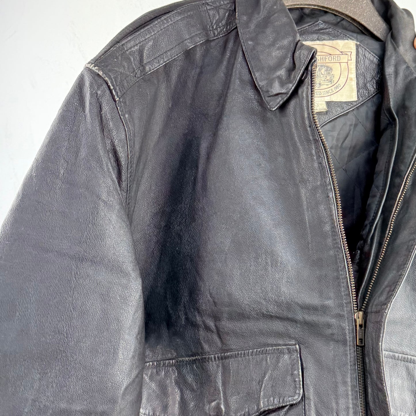 Kuratierter Vintage Onlineshop nachhaltige Secondhand Kleidung online kaufen, Online Shop Vintage, Vintage Online Shop, Second Hand Online Shop, gebraucht, zweite Hand, reused, preloved, Y2K, thriftshop, thriftstore, thrifting, thrift shop, thrift store