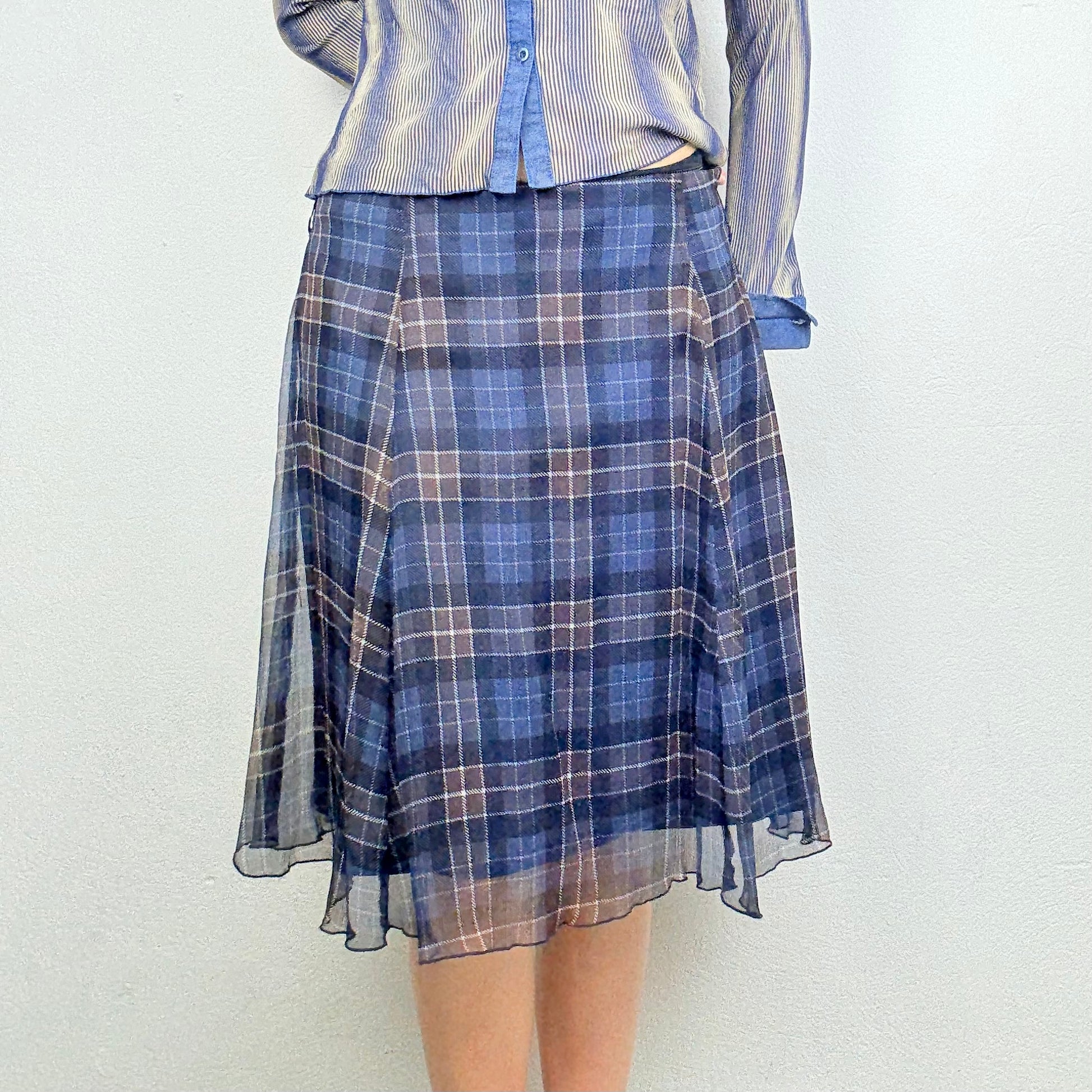 Kuratierter Vintage Onlineshop nachhaltige Secondhand Kleidung online kaufen, Online Shop Vintage, Vintage Online Shop, Second Hand Online Shop, gebraucht, zweite Hand, reused, preloved, Y2K, thriftshop, thriftstore, thrifting, thrift shop, thrift store, Plaid, Schottenmuster, Retro, Schoolskirt