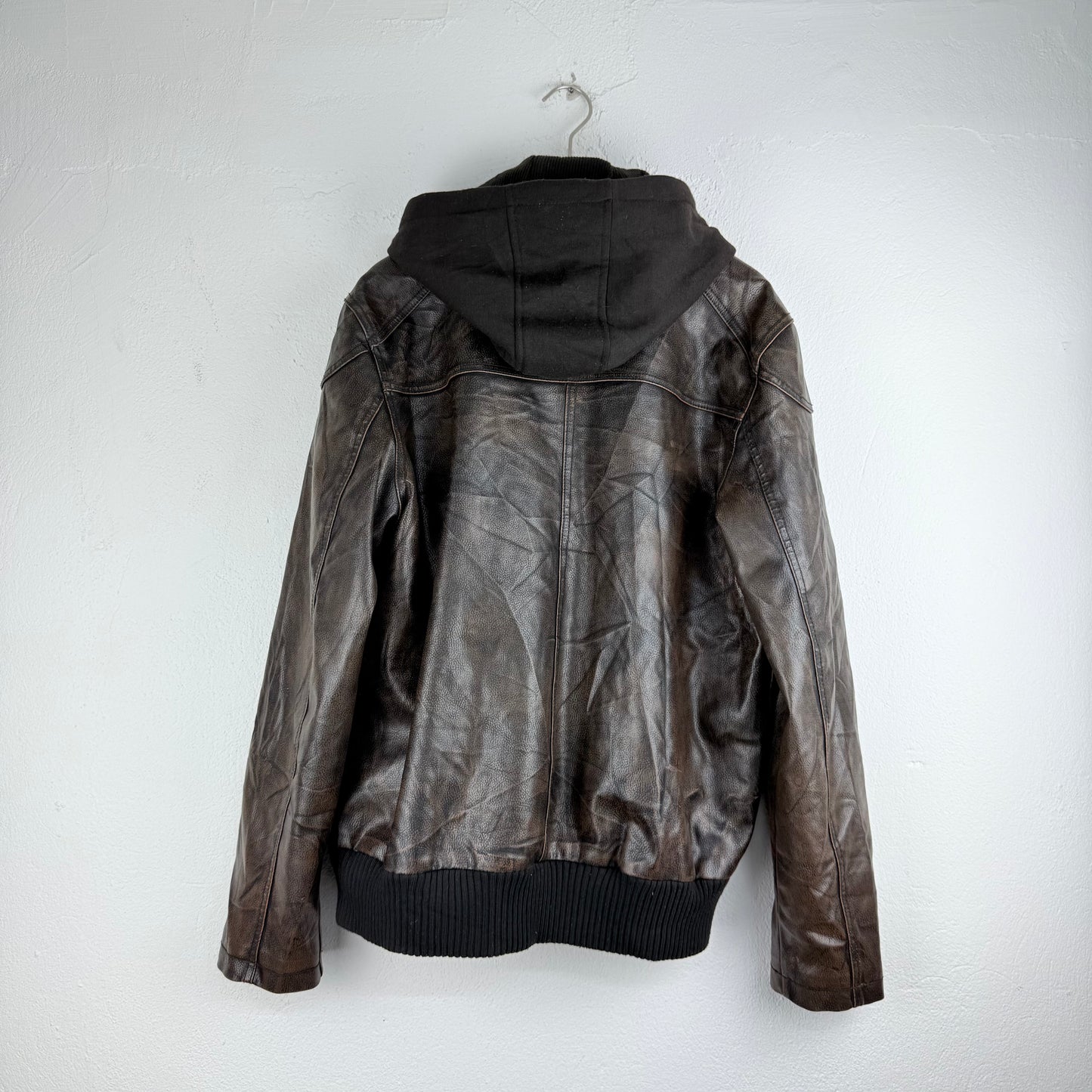 Kuratierter Vintage Onlineshop nachhaltige Secondhand Kleidung online kaufen, Online Shop Vintage, Vintage Online Shop, Second Hand Online Shop, gebraucht, zweite Hand, reused, preloved, Y2K, thriftshop, thriftstore, thrifting, thrift shop, thrift store, Lederjacke, Bomber, Grunge