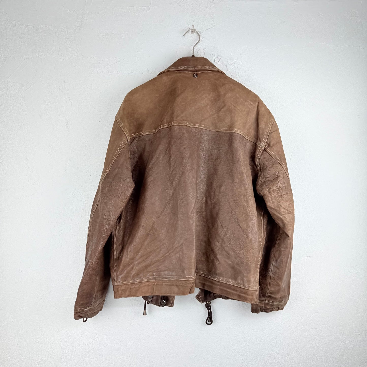 Kuratierter Vintage Onlineshop nachhaltige Secondhand Kleidung online kaufen, Online Shop Vintage, Vintage Online Shop, Second Hand Online Shop, gebraucht, zweite Hand, reused, preloved, Y2K, thriftshop, thriftstore, thrifting, thrift shop, thrift store, Lederjacke, Bomber, Grunge