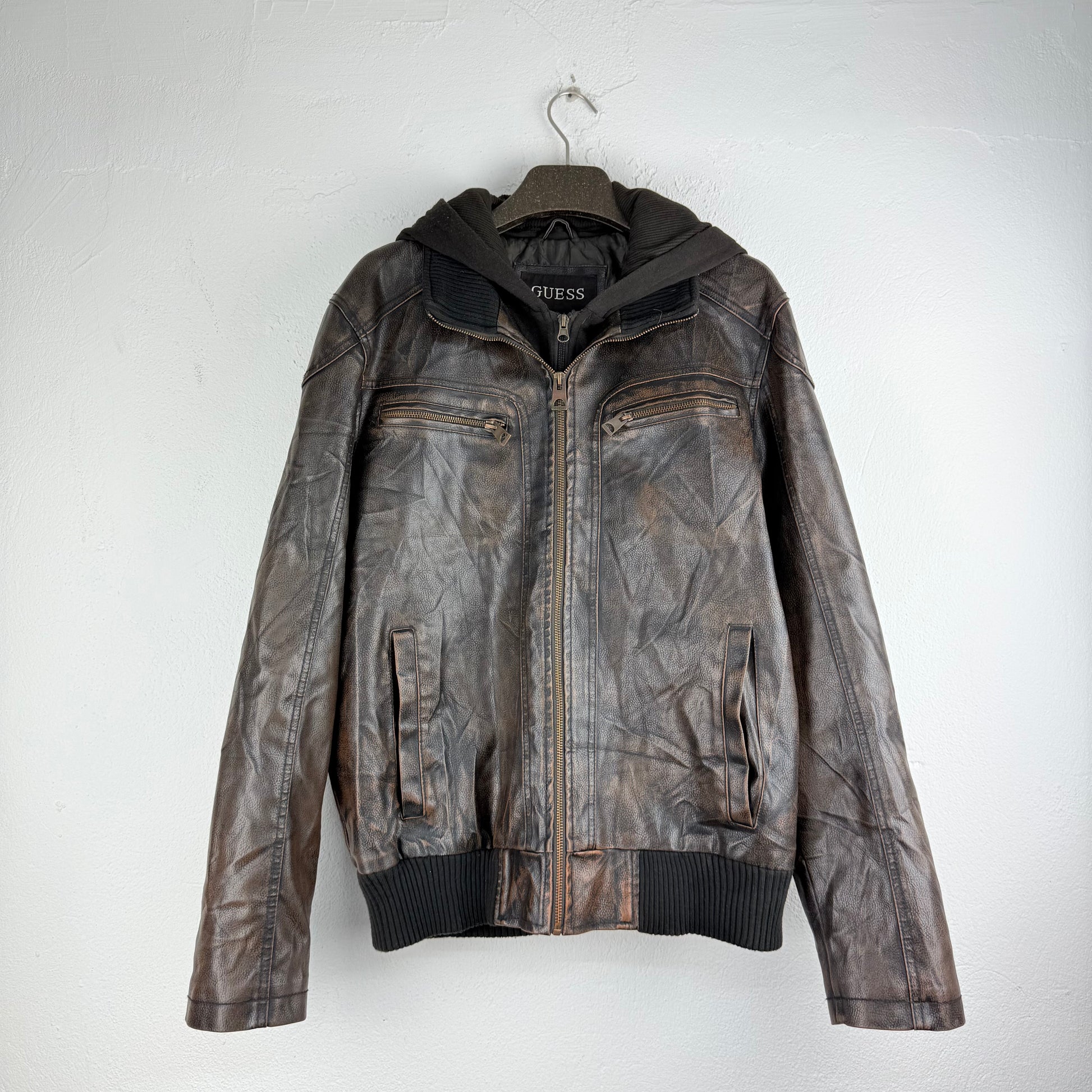 Kuratierter Vintage Onlineshop nachhaltige Secondhand Kleidung online kaufen, Online Shop Vintage, Vintage Online Shop, Second Hand Online Shop, gebraucht, zweite Hand, reused, preloved, Y2K, thriftshop, thriftstore, thrifting, thrift shop, thrift store, Lederjacke, Bomber, Grunge