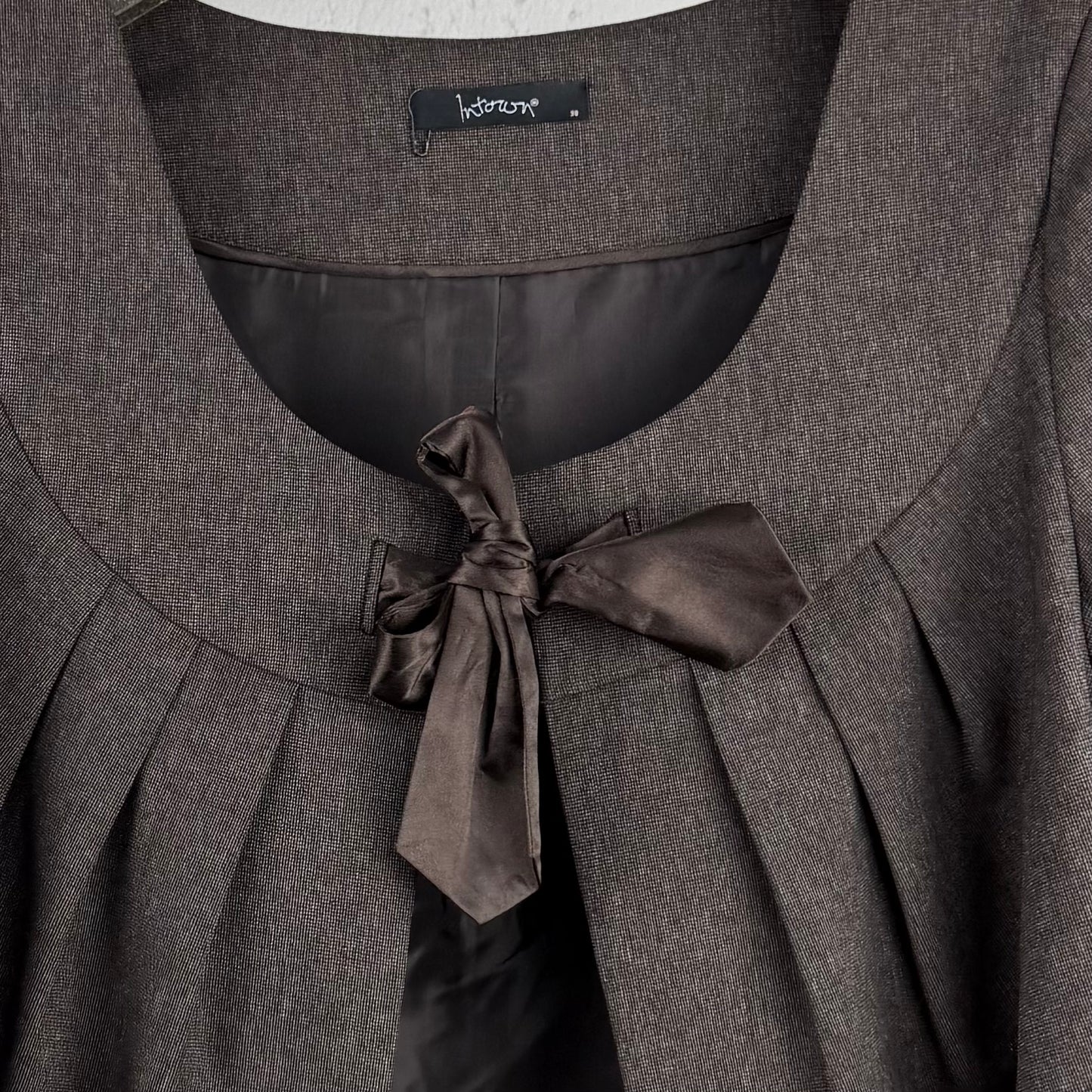 Kuratierter Vintage Onlineshop nachhaltige Secondhand Kleidung online kaufen, Online Shop Vintage, Vintage Online Shop, Second Hand Online Shop, gebraucht, zweite Hand, reused, preloved, Y2K, thriftshop, thriftstore, thrifting, thrift shop, thrift store