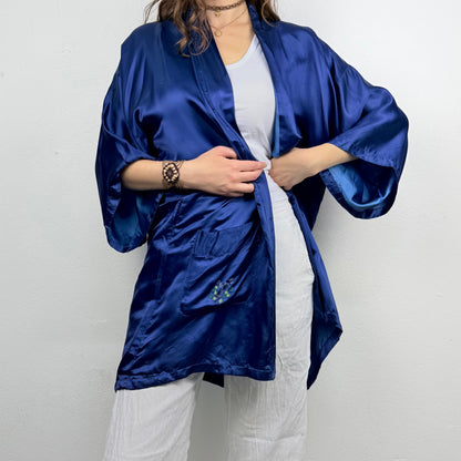 Kuratierter Vintage Onlineshop nachhaltige Secondhand Kleidung online kaufen, Online Shop Vintage, Vintage Online Shop, Second Hand Online Shop, gebraucht, zweite Hand, reused, preloved, Y2K, thriftshop, thriftstore, thrifting, thrift shop, thrift store, Kimono, Seide, Elegant, Traditional