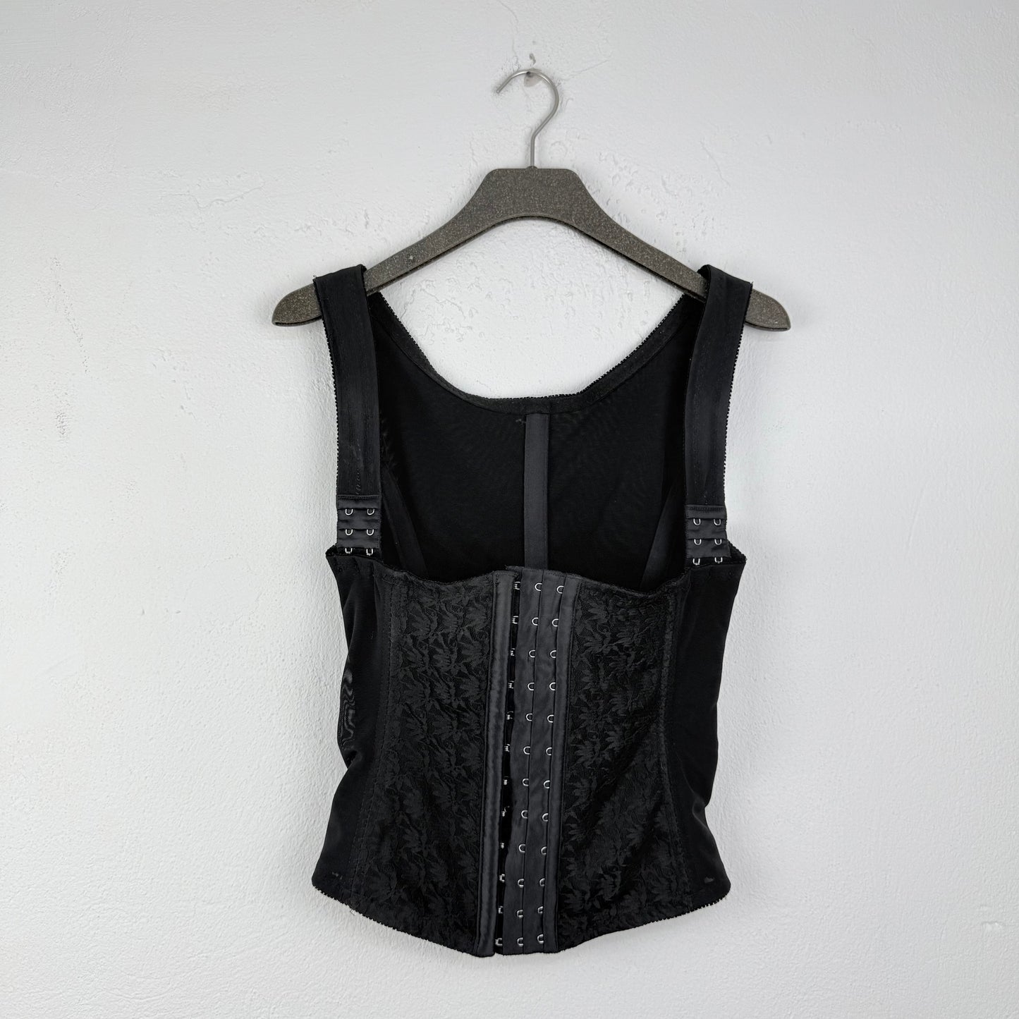 Kuratierter Vintage Onlineshop nachhaltige Secondhand Kleidung online kaufen, Online Shop Vintage, Vintage Online Shop, Second Hand Online Shop, gebraucht, zweite Hand, reused, preloved, Y2K, thriftshop, thriftstore, thrifting, thrift shop, thrift store, Korsett,Spitze, Snatched