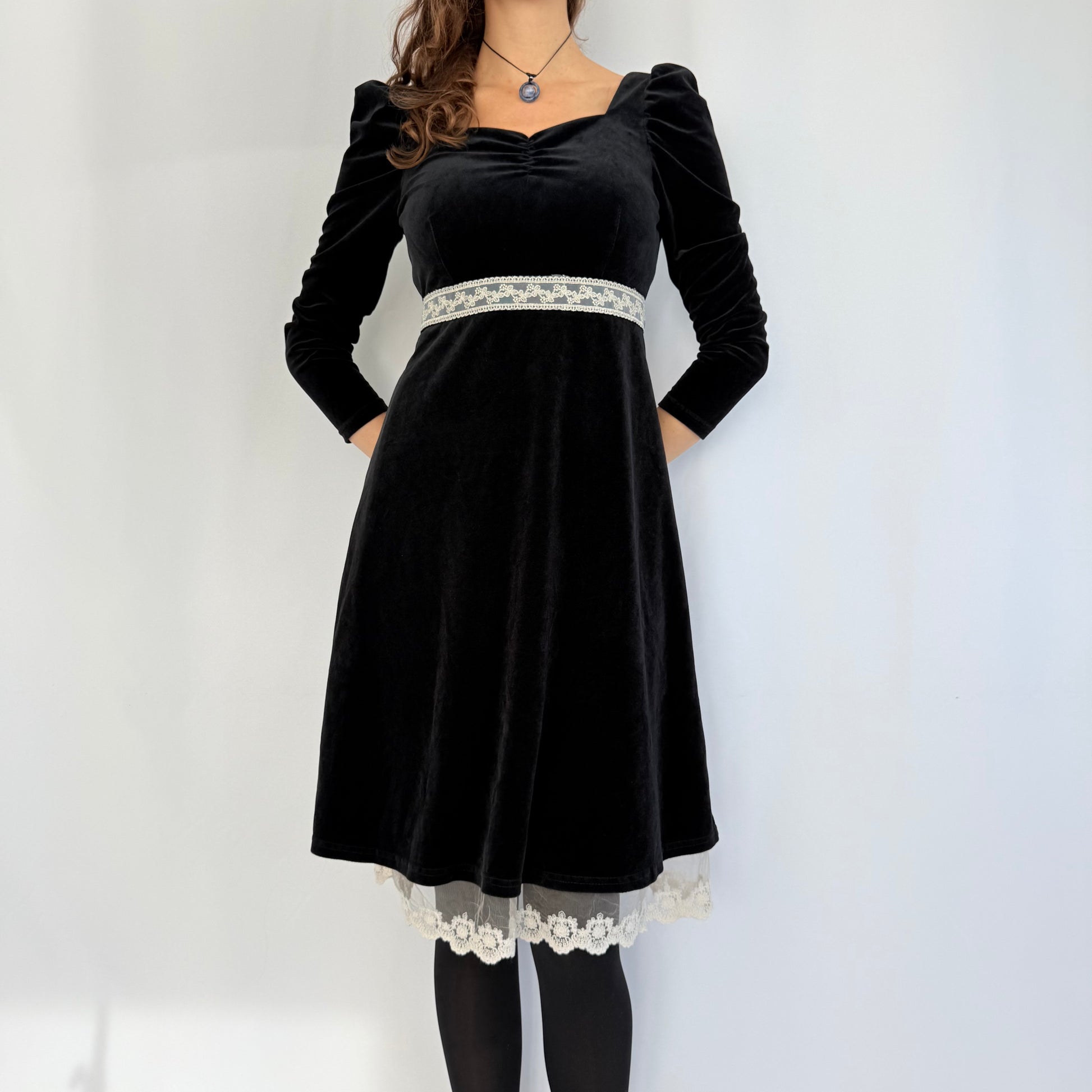 Kuratierter Vintage Onlineshop nachhaltige Secondhand Kleidung online kaufen, Online Shop Vintage, Vintage Online Shop, Second Hand Online Shop, gebraucht, zweite Hand, reused, preloved, Y2K, thriftshop, thriftstore, thrifting, thrift shop, thrift store, Elegant, Grunge, Soft Goth, Samt