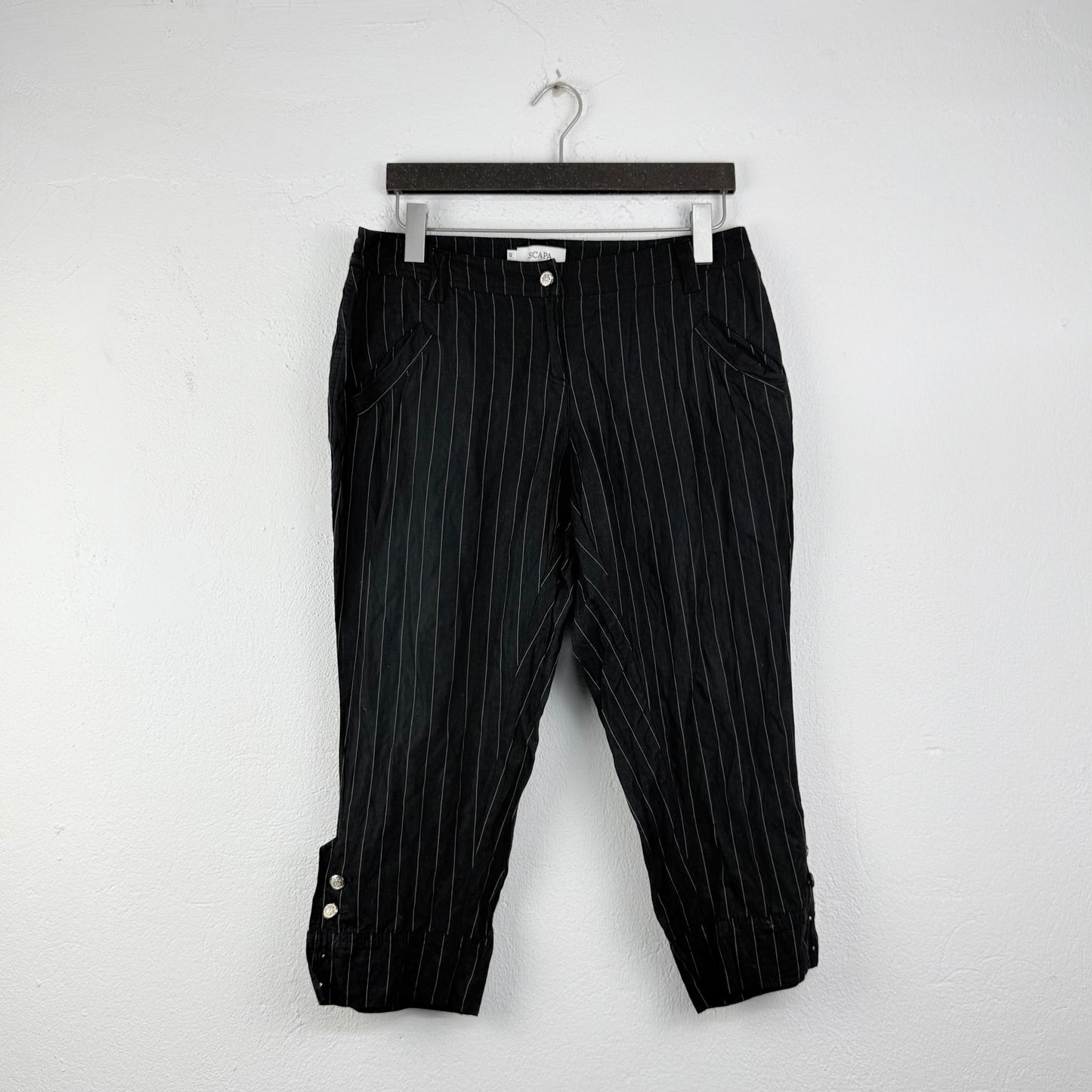 Kuratierter Vintage Onlineshop nachhaltige Secondhand Kleidung online kaufen, Online Shop Vintage, Vintage Online Shop, Second Hand Online Shop, gebraucht, zweite Hand, reused, preloved, Y2K, thriftshop, thriftstore, thrifting, thrift shop, thrift store, Streifn, Capri, Mid-length, Nadelstreifen, Brit Chic