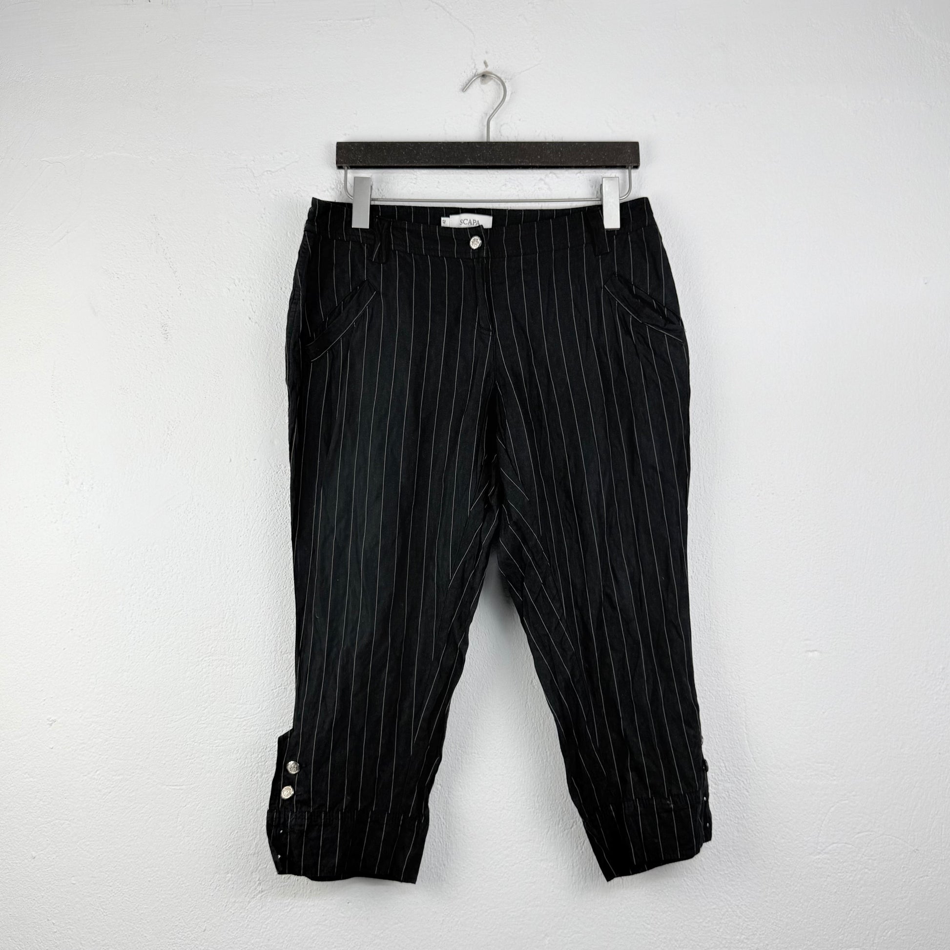 Kuratierter Vintage Onlineshop nachhaltige Secondhand Kleidung online kaufen, Online Shop Vintage, Vintage Online Shop, Second Hand Online Shop, gebraucht, zweite Hand, reused, preloved, Y2K, thriftshop, thriftstore, thrifting, thrift shop, thrift store, Streifn, Capri, Mid-length, Nadelstreifen, Brit Chic