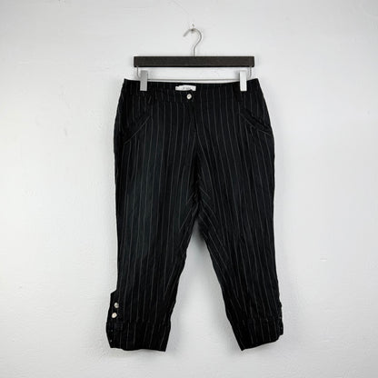 Kuratierter Vintage Onlineshop nachhaltige Secondhand Kleidung online kaufen, Online Shop Vintage, Vintage Online Shop, Second Hand Online Shop, gebraucht, zweite Hand, reused, preloved, Y2K, thriftshop, thriftstore, thrifting, thrift shop, thrift store, Streifn, Capri, Mid-length, Nadelstreifen, Brit Chic