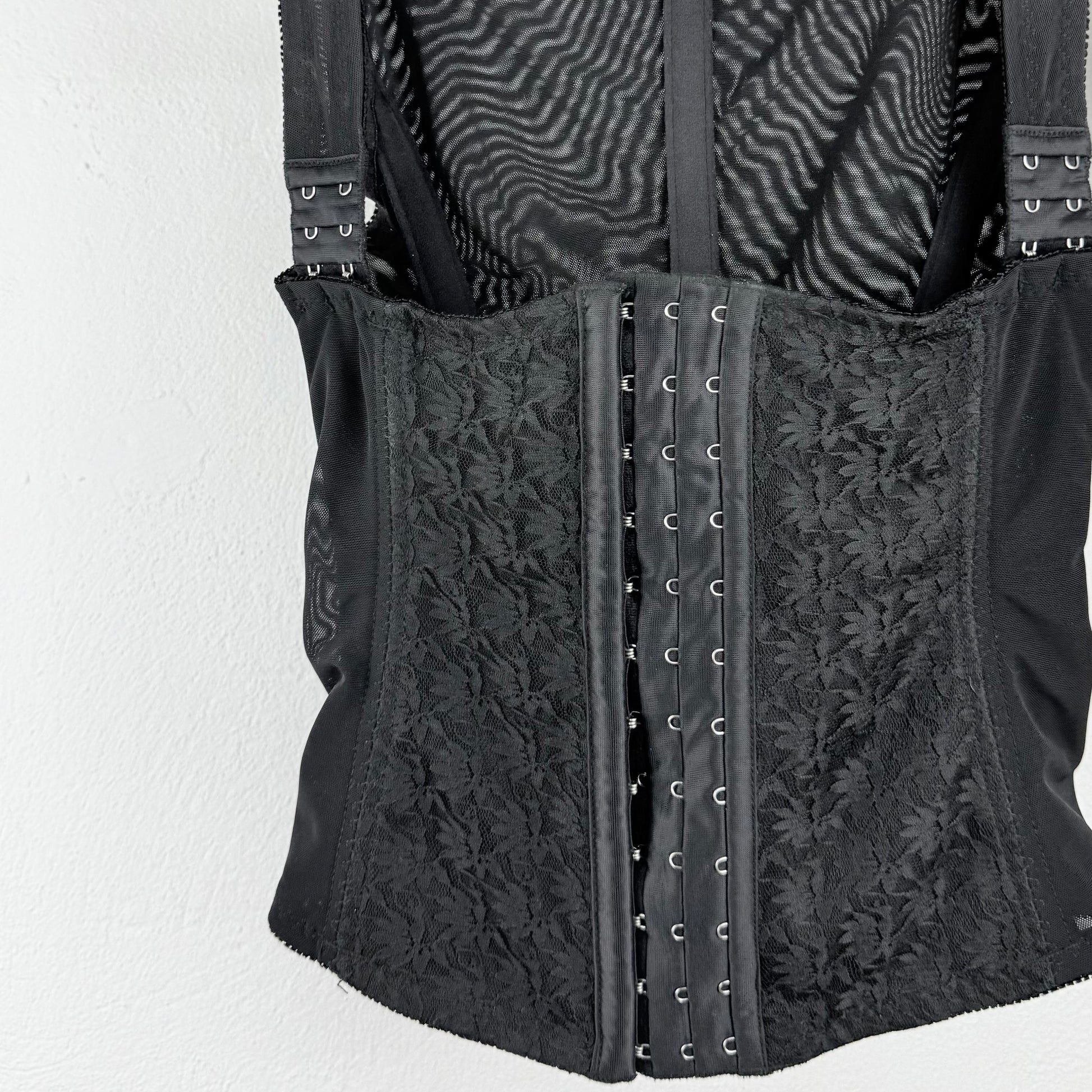Kuratierter Vintage Onlineshop nachhaltige Secondhand Kleidung online kaufen, Online Shop Vintage, Vintage Online Shop, Second Hand Online Shop, gebraucht, zweite Hand, reused, preloved, Y2K, thriftshop, thriftstore, thrifting, thrift shop, thrift store, Korsett,Spitze, Snatched