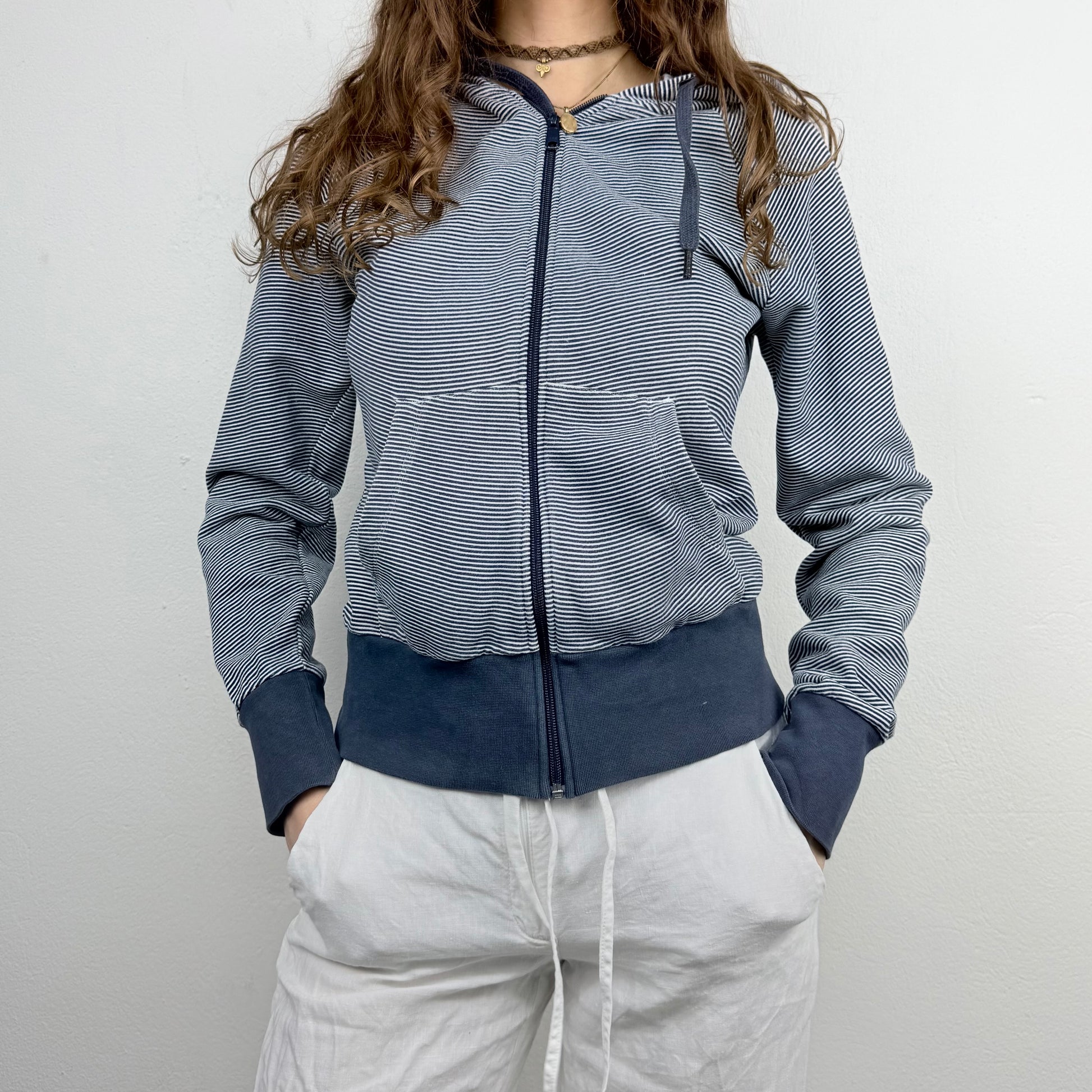 Kuratierter Vintage Onlineshop nachhaltige Secondhand Kleidung online kaufen, Online Shop Vintage, Vintage Online Shop, Second Hand Online Shop, gebraucht, zweite Hand, reused, preloved, Y2K, thriftshop, thriftstore, thrifting, thrift shop, thrift store, Y2K, Staple Piece, Comfy