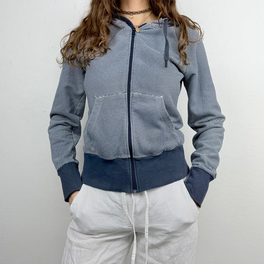 Kuratierter Vintage Onlineshop nachhaltige Secondhand Kleidung online kaufen, Online Shop Vintage, Vintage Online Shop, Second Hand Online Shop, gebraucht, zweite Hand, reused, preloved, Y2K, thriftshop, thriftstore, thrifting, thrift shop, thrift store, Y2K, Staple Piece, Comfy
