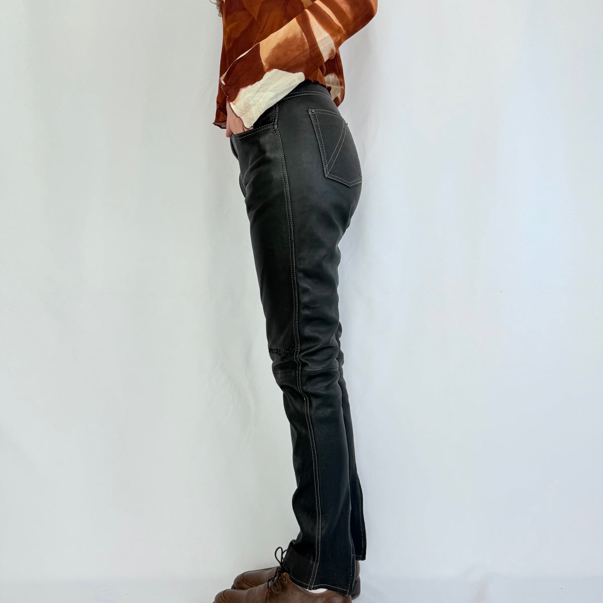 Kuratierter Vintage Onlineshop nachhaltige Secondhand Kleidung online kaufen, Online Shop Vintage, Vintage Online Shop, Second Hand Online Shop, gebraucht, zweite Hand, reused, preloved, Y2K, thriftshop, thriftstore, thrifting, thrift shop, thrift store, Leder, Retro, 60s