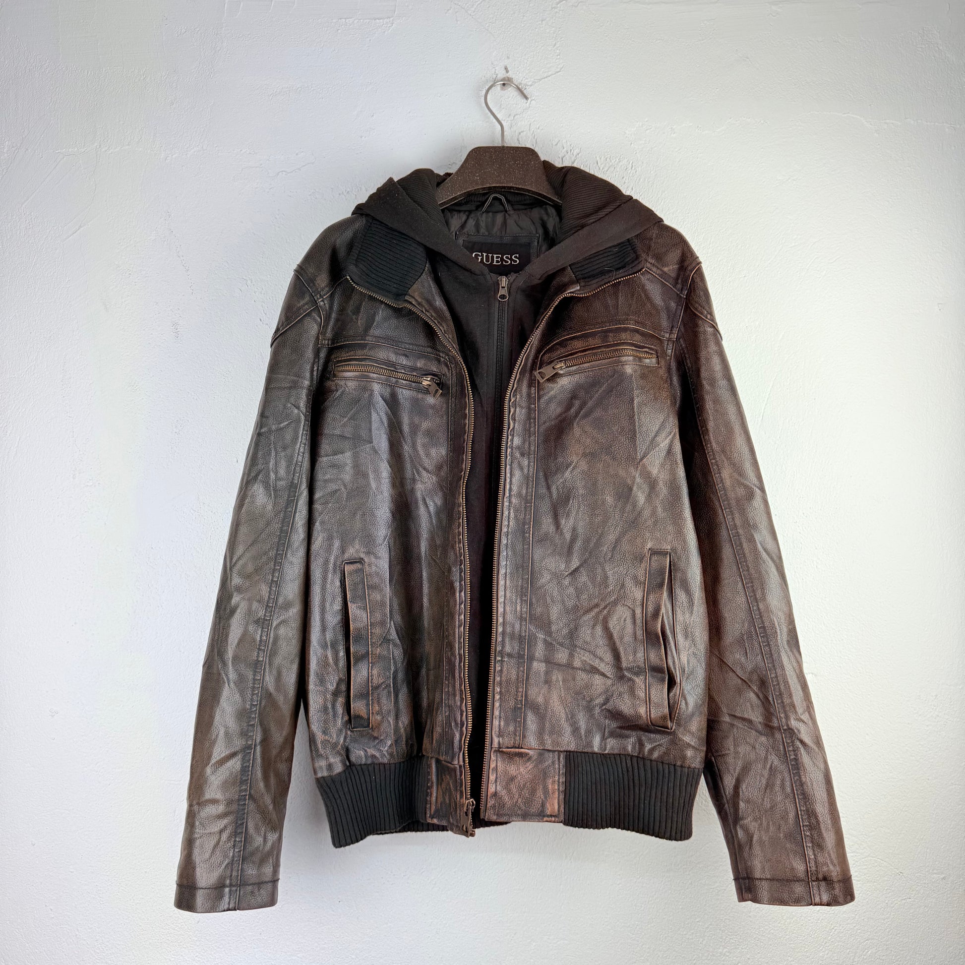 Kuratierter Vintage Onlineshop nachhaltige Secondhand Kleidung online kaufen, Online Shop Vintage, Vintage Online Shop, Second Hand Online Shop, gebraucht, zweite Hand, reused, preloved, Y2K, thriftshop, thriftstore, thrifting, thrift shop, thrift store, Lederjacke, Bomber, Grunge