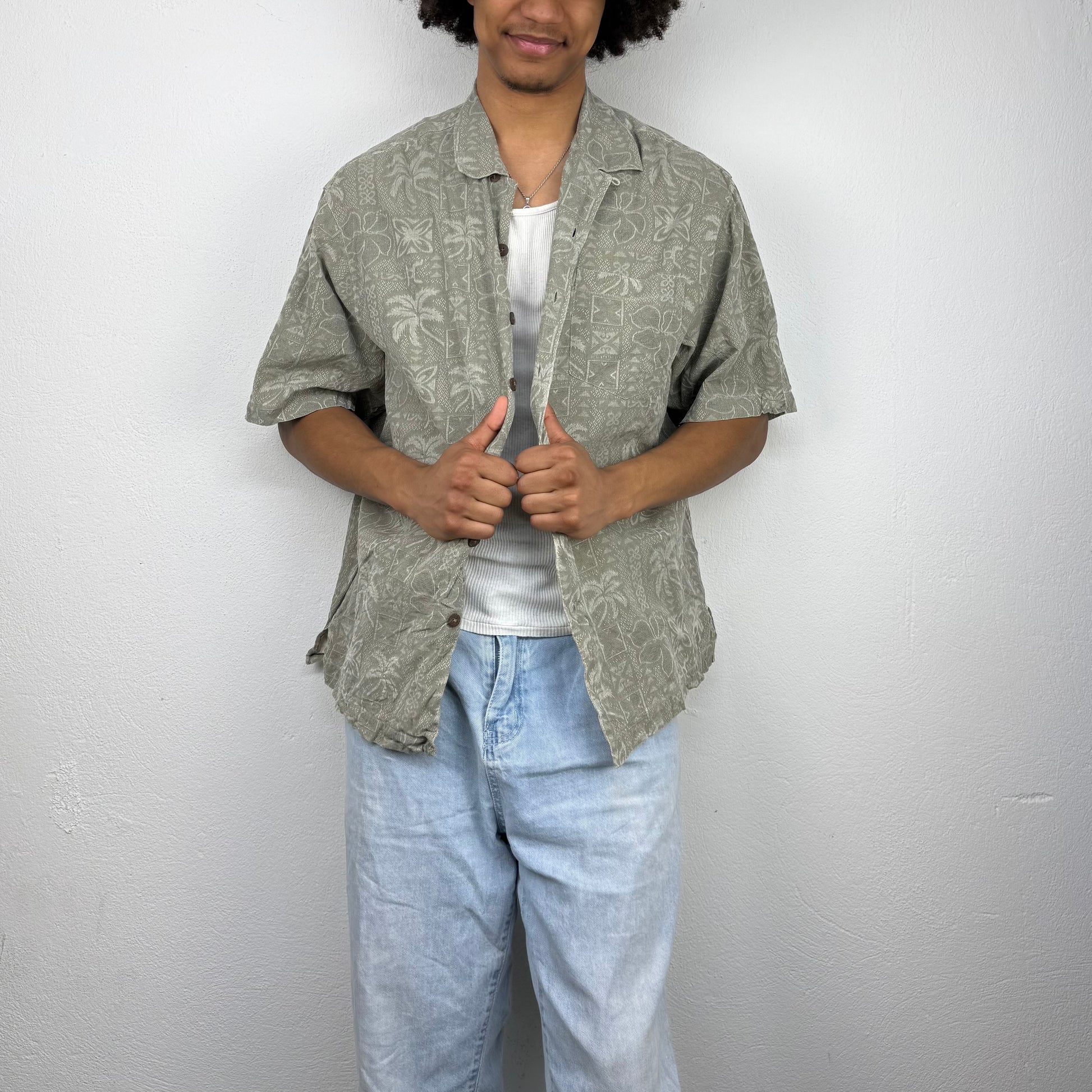 Kuratierter Vintage Onlineshop nachhaltige Secondhand Kleidung online kaufen, Online Shop Vintage, Vintage Online Shop, Second Hand Online Shop, gebraucht, zweite Hand, reused, preloved, Y2K, thriftshop, thriftstore, thrifting, thrift shop, thrift store