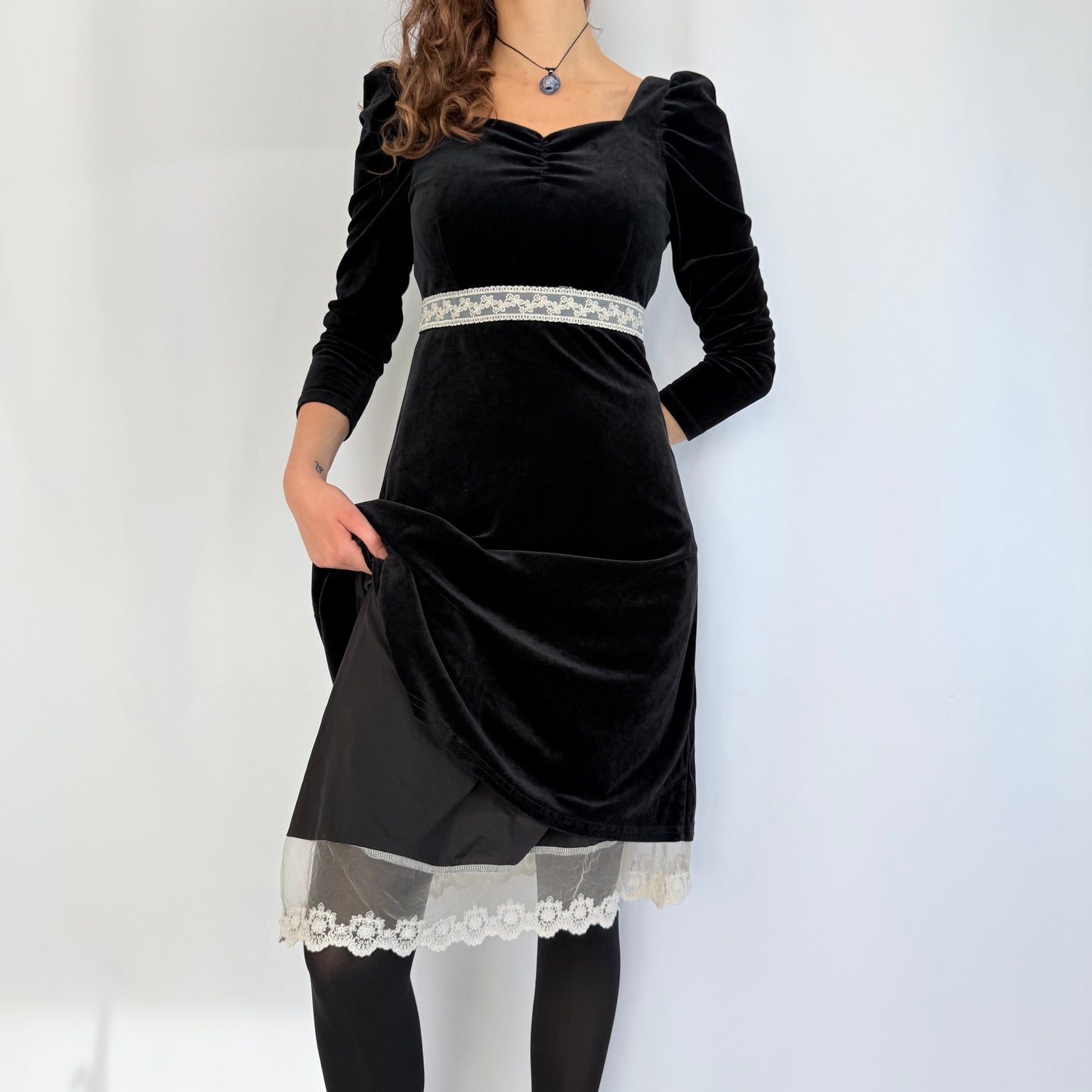 Kuratierter Vintage Onlineshop nachhaltige Secondhand Kleidung online kaufen, Online Shop Vintage, Vintage Online Shop, Second Hand Online Shop, gebraucht, zweite Hand, reused, preloved, Y2K, thriftshop, thriftstore, thrifting, thrift shop, thrift store, Elegant, Grunge, Soft Goth, Samt