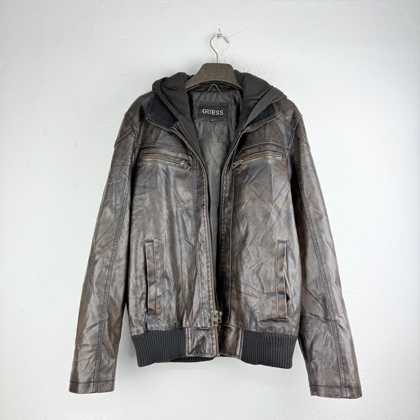 Kuratierter Vintage Onlineshop nachhaltige Secondhand Kleidung online kaufen, Online Shop Vintage, Vintage Online Shop, Second Hand Online Shop, gebraucht, zweite Hand, reused, preloved, Y2K, thriftshop, thriftstore, thrifting, thrift shop, thrift store, Lederjacke, Bomber, Grunge