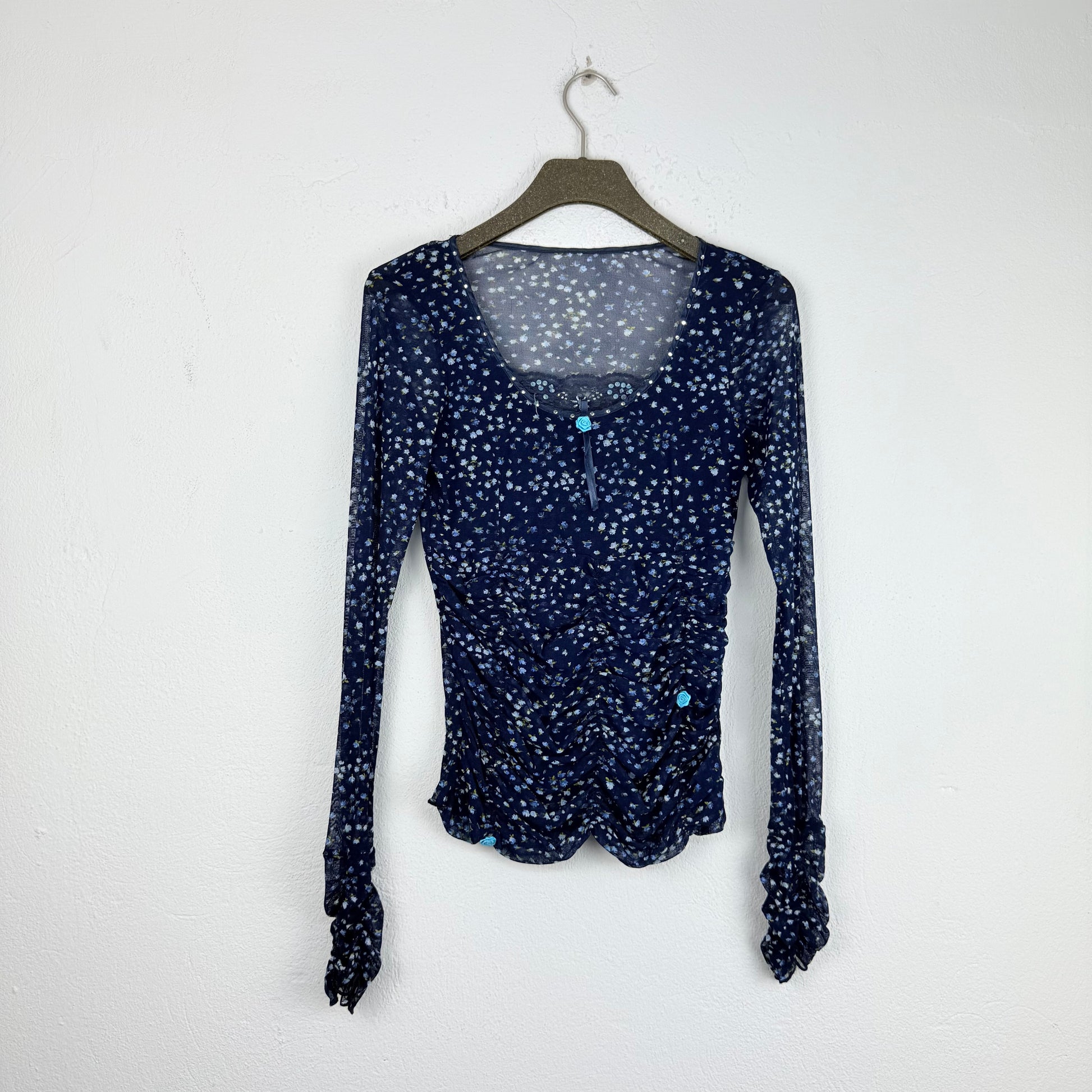 Kuratierter Vintage Onlineshop nachhaltige Secondhand Kleidung online kaufen, Online Shop Vintage, Vintage Online Shop, Second Hand Online Shop, gebraucht, zweite Hand, reused, preloved, Y2K, thriftshop, thriftstore, thrifting, thrift shop, thrift store, Mesh, Blumig, Festival