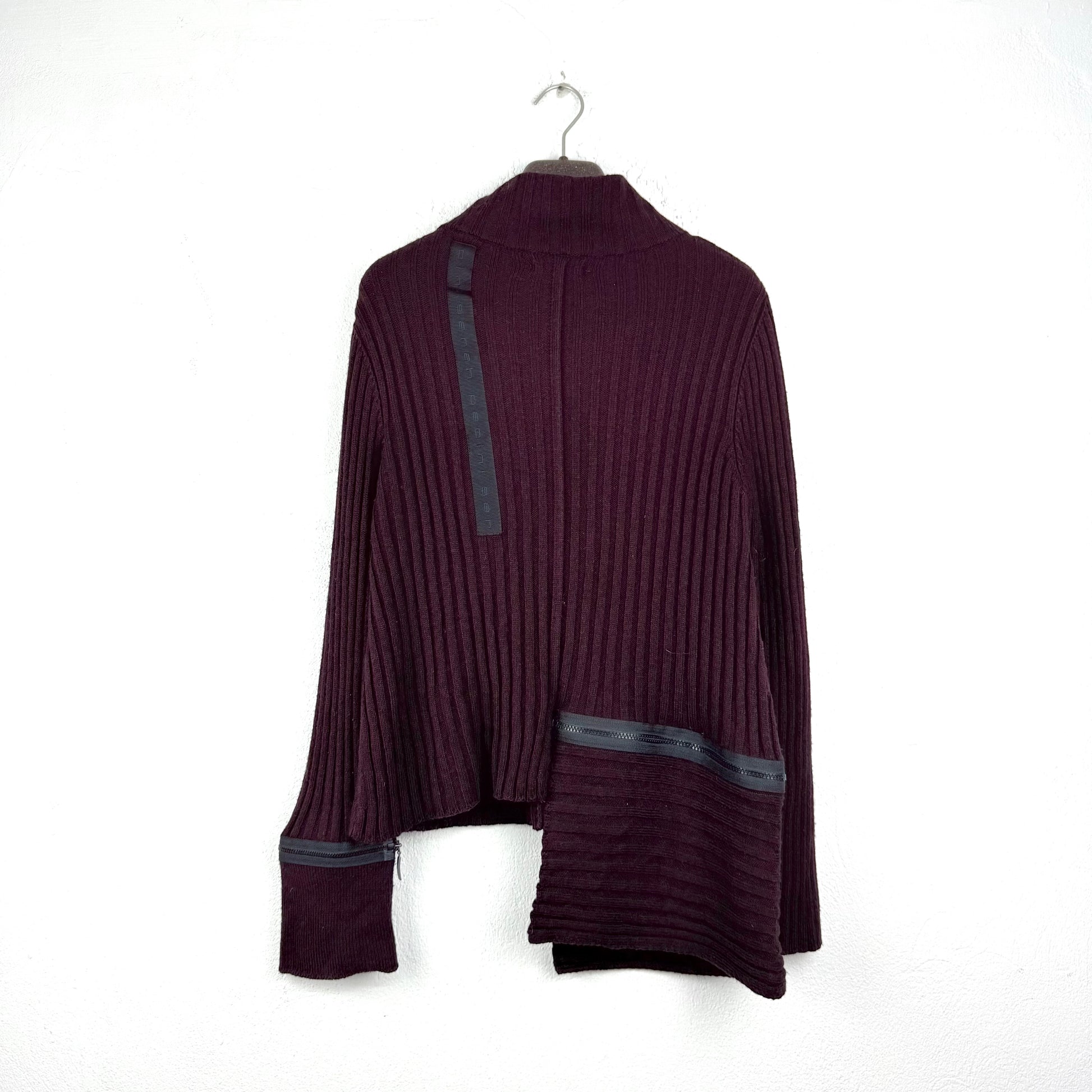 Kuratierter Vintage Onlineshop nachhaltige Secondhand Kleidung online kaufen, Online Shop Vintage, Vintage Online Shop, Second Hand Online Shop, gebraucht, zweite Hand, reused, preloved, Y2K, thriftshop, thriftstore, thrifting, thrift shop, thrift store, Asymmetrisch, Strick, Zipper, Retro