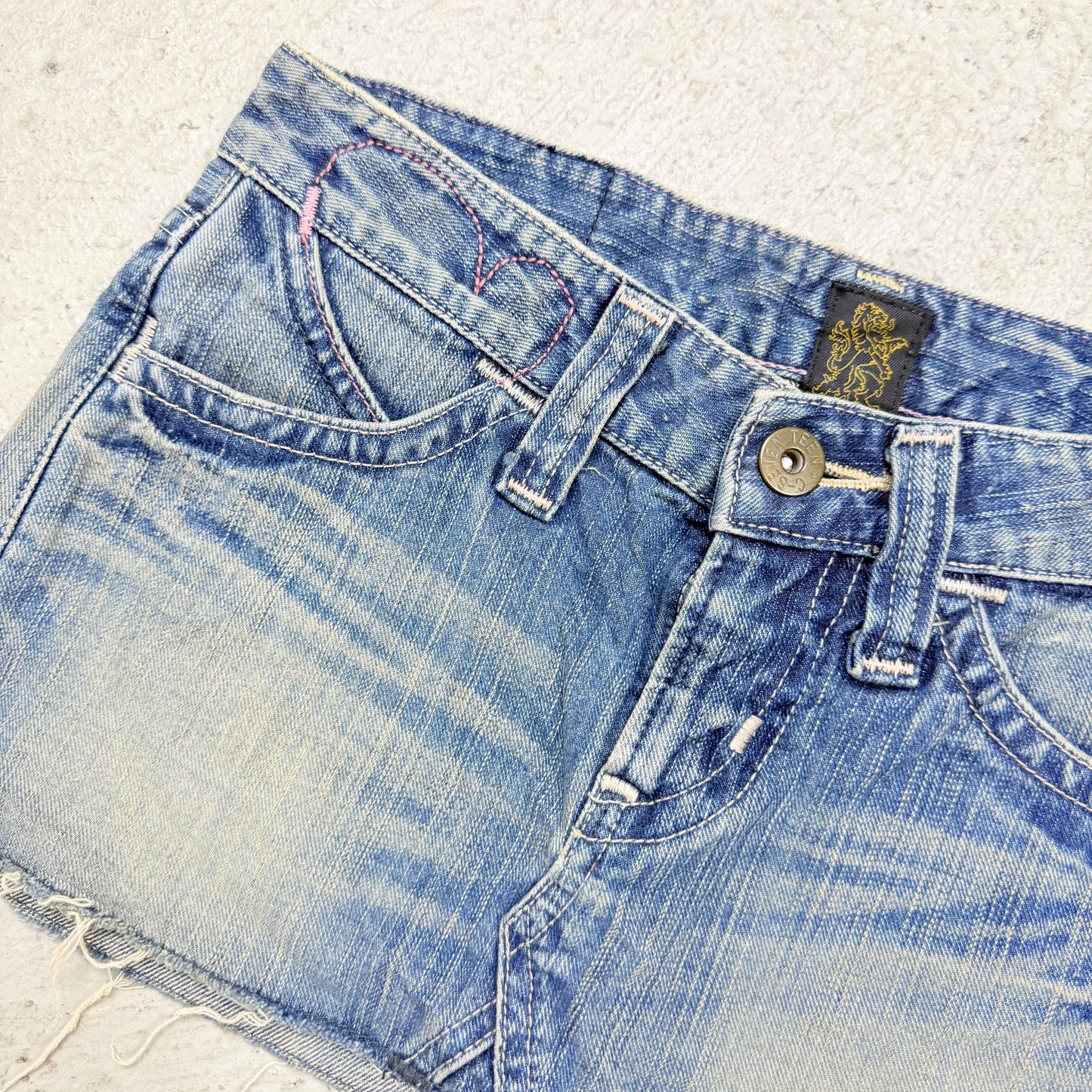 Kuratierter Vintage Onlineshop nachhaltige Secondhand Kleidung online kaufen, Online Shop Vintage, Vintage Online Shop, Second Hand Online Shop, gebraucht, zweite Hand, reused, preloved, Y2K, thriftshop, thriftstore, thrifting, thrift shop, thrift store, Denim, Miniskirt