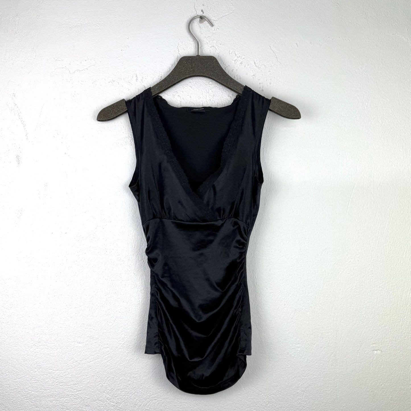 Kuratierter Vintage Onlineshop nachhaltige Secondhand Kleidung online kaufen, Online Shop Vintage, Vintage Online Shop, Second Hand Online Shop, gebraucht, zweite Hand, reused, preloved, Y2K, thriftshop, thriftstore, thrifting, thrift shop, thrift store
