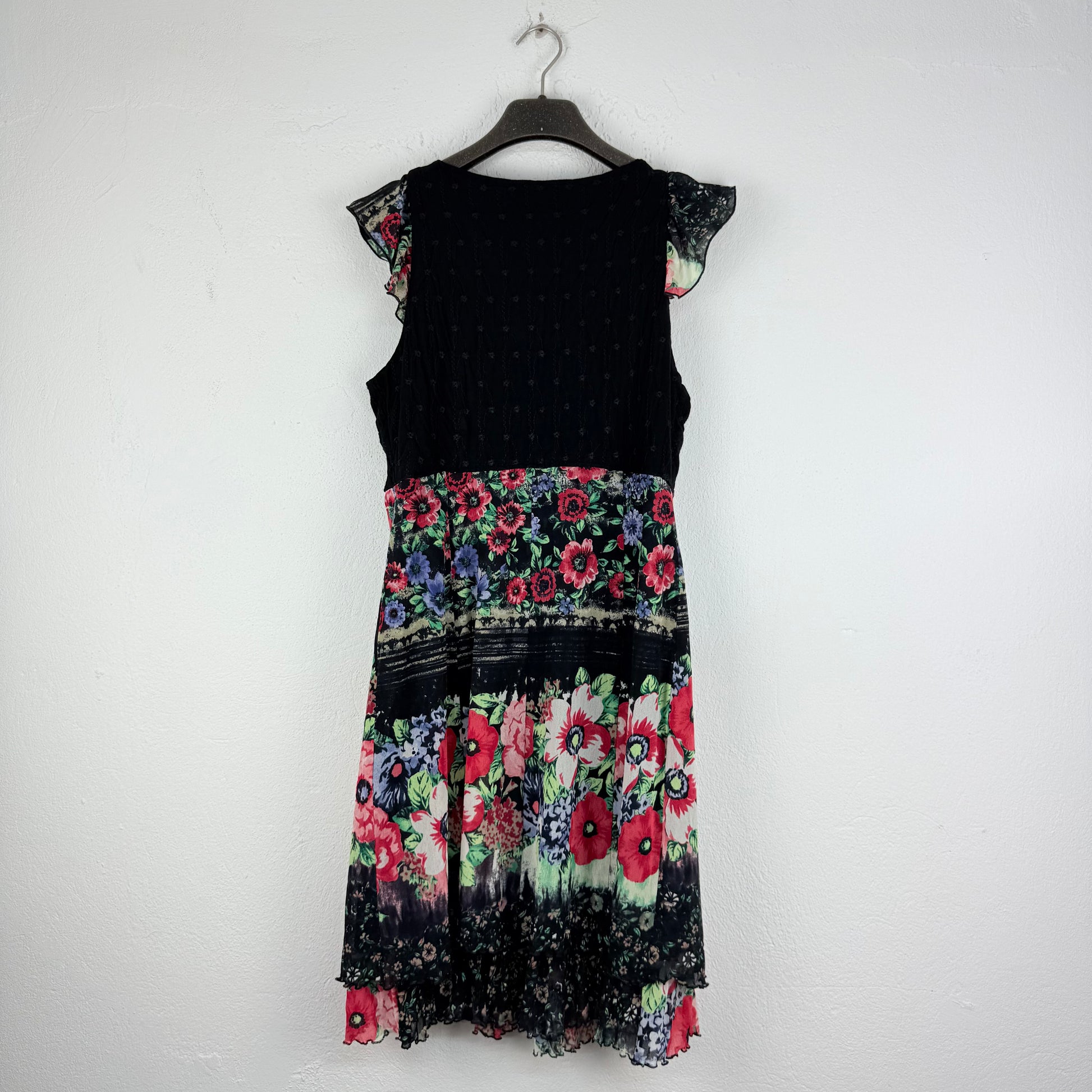 Kuratierter Vintage Onlineshop nachhaltige Secondhand Kleidung online kaufen, Online Shop Vintage, Vintage Online Shop, Second Hand Online Shop, gebraucht, zweite Hand, reused, preloved, Y2K, thriftshop, thriftstore, thrifting, thrift shop, thrift store, Grunge, Blumen