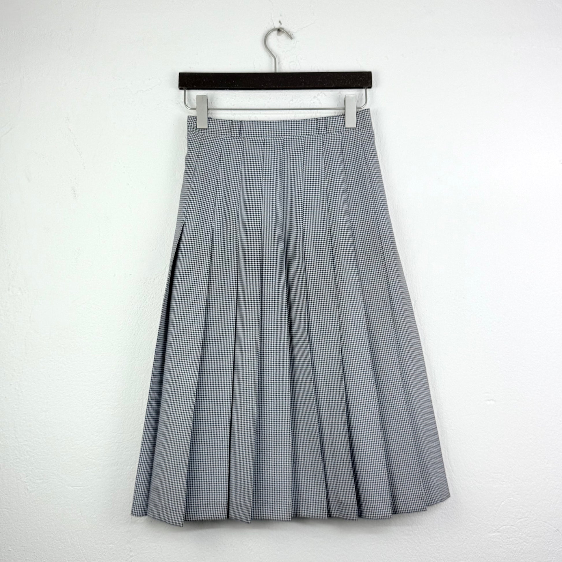 Kuratierter Vintage Onlineshop nachhaltige Secondhand Kleidung online kaufen, Online Shop Vintage, Vintage Online Shop, Second Hand Online Shop, gebraucht, zweite Hand, reused, preloved, Y2K, thriftshop, thriftstore, thrifting, thrift shop, thrift store