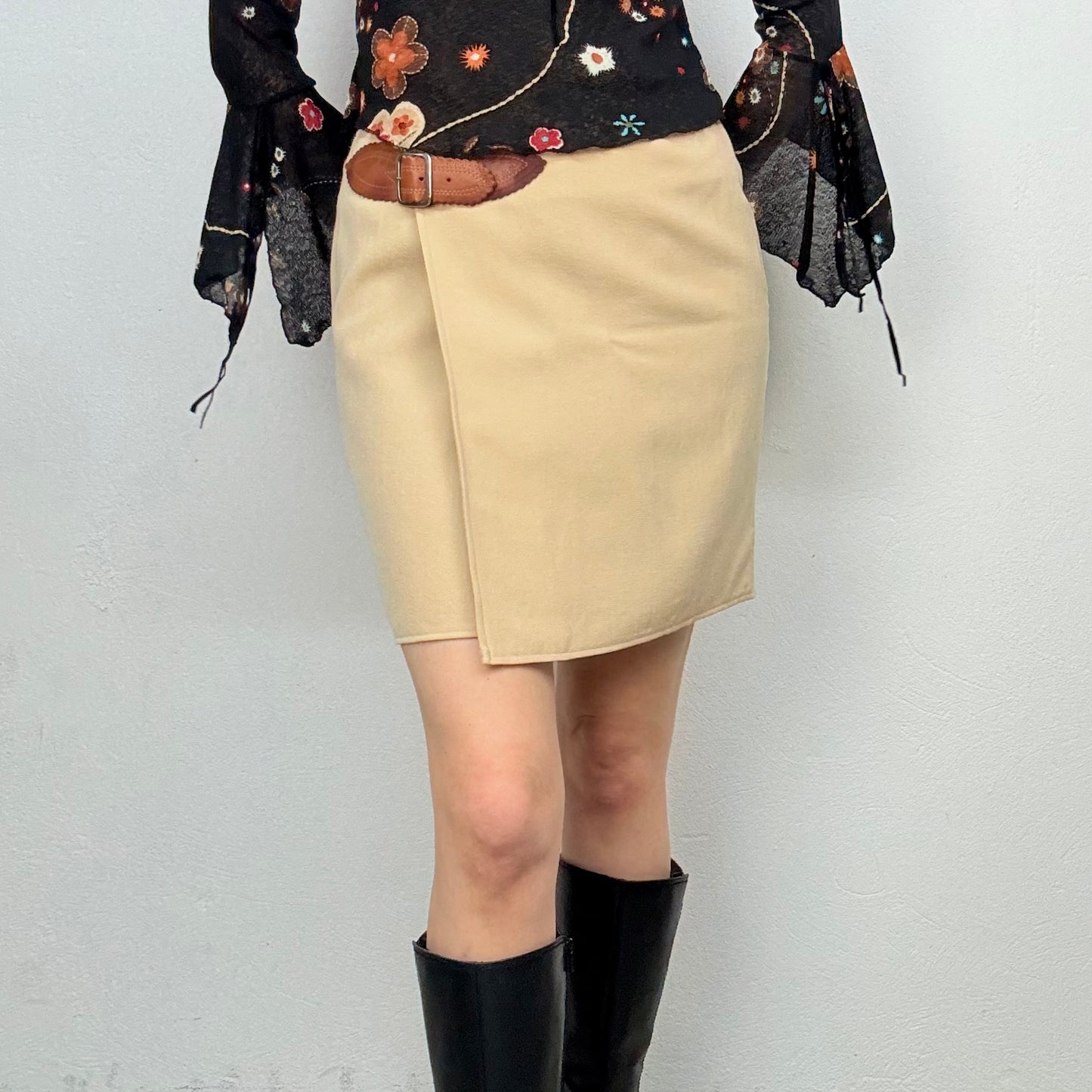 Kuratierter Vintage Onlineshop nachhaltige Secondhand Kleidung online kaufen, Online Shop Vintage, Vintage Online Shop, Second Hand Online Shop, gebraucht, zweite Hand, reused, preloved, Y2K, thriftshop, thriftstore, thrifting, thrift shop, thrift store, Retro, Leder, Wickelstyle