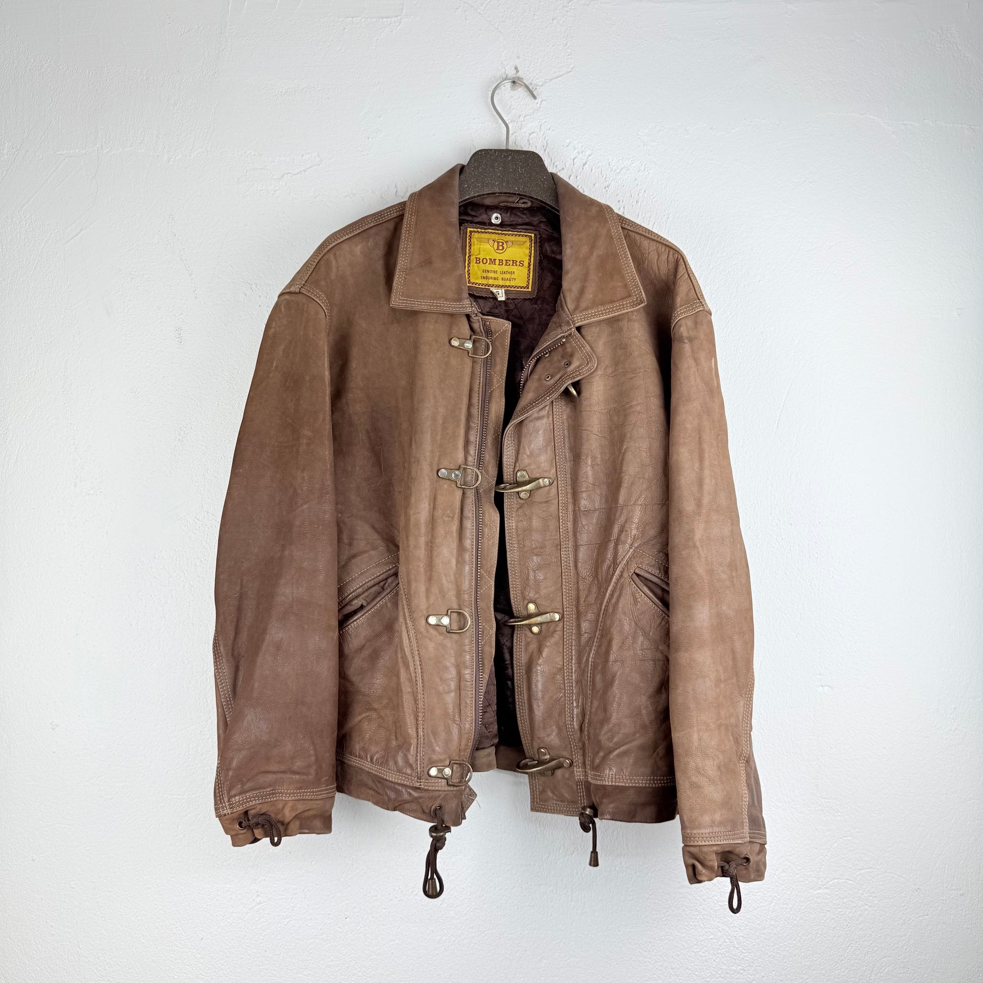 Kuratierter Vintage Onlineshop nachhaltige Secondhand Kleidung online kaufen, Online Shop Vintage, Vintage Online Shop, Second Hand Online Shop, gebraucht, zweite Hand, reused, preloved, Y2K, thriftshop, thriftstore, thrifting, thrift shop, thrift store, Lederjacke, Bomber, Grunge