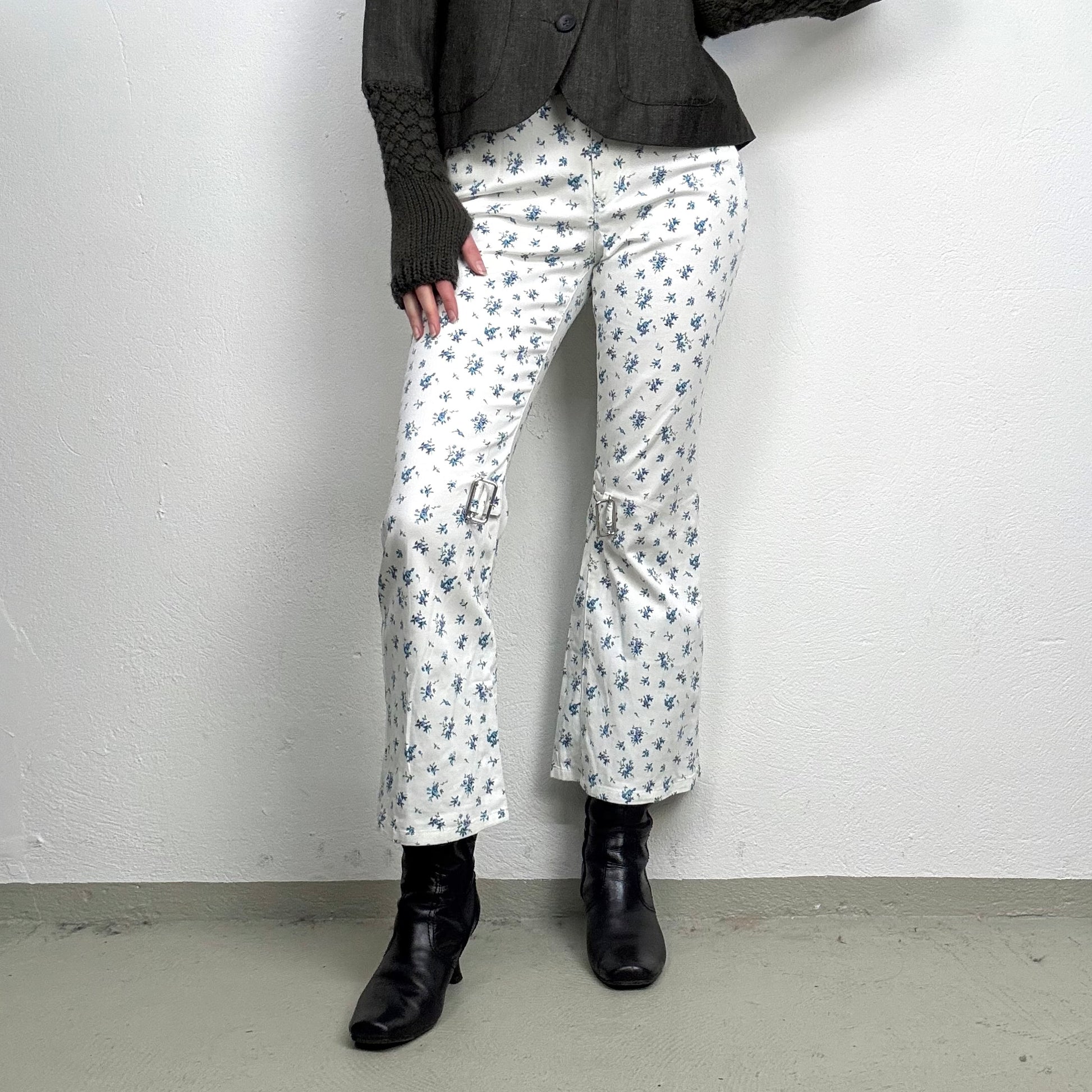 Kuratierter Vintage Onlineshop nachhaltige Secondhand Kleidung online kaufen, Online Shop Vintage, Vintage Online Shop, Second Hand Online Shop, gebraucht, zweite Hand, reused, preloved, Y2K, thriftshop, thriftstore, thrifting, thrift shop, thrift store