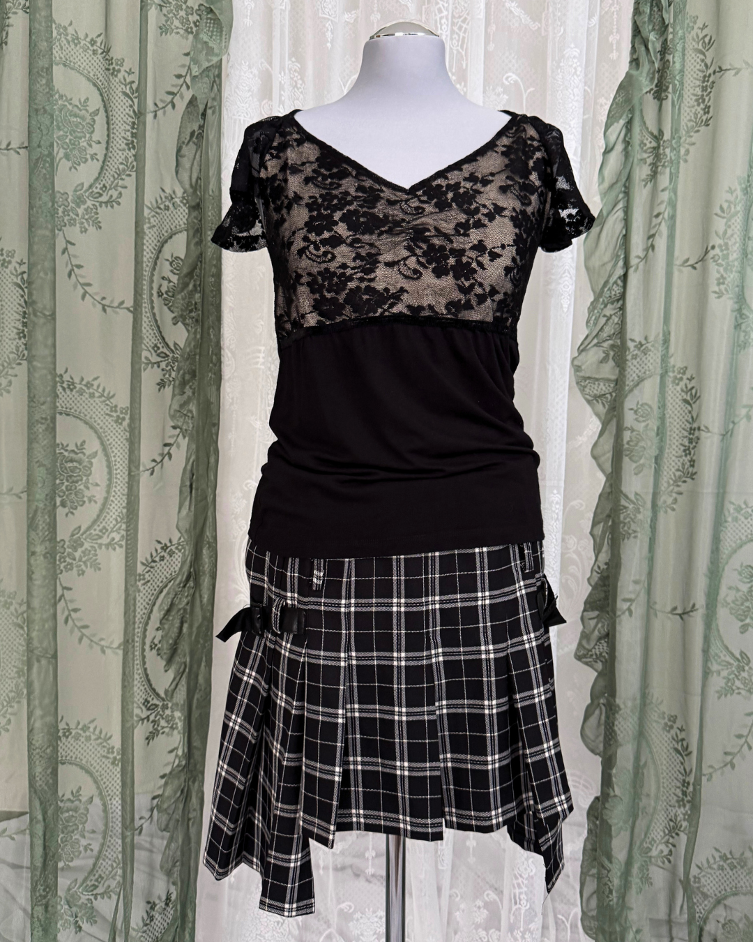 Asymmetrischer Minirock schwarz weiß kariert 90s Style grunge Teos Vintage Online Shop