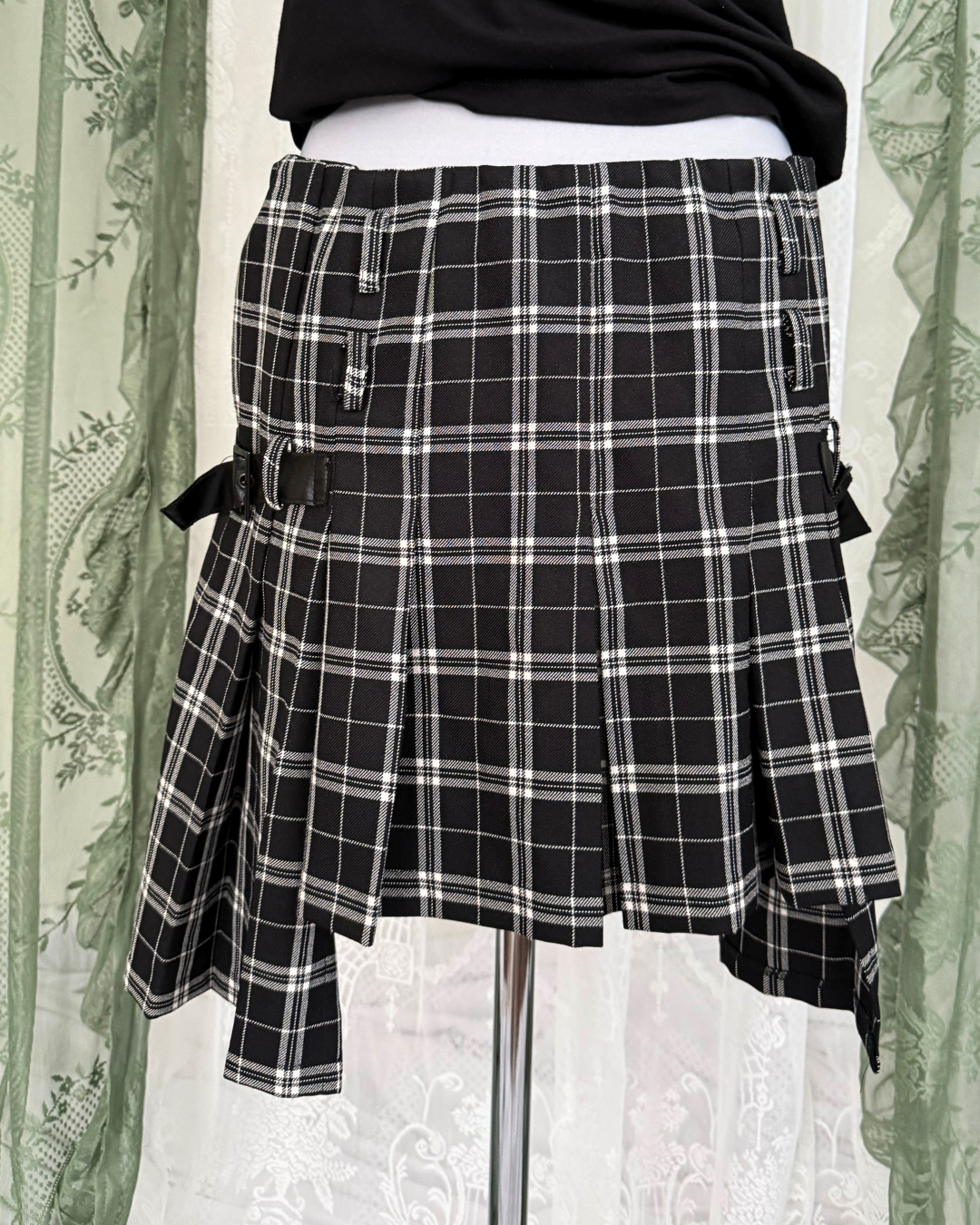 Asymmetrischer Minirock schwarz weiß kariert 90s Style grunge Teos Vintage Online Shop