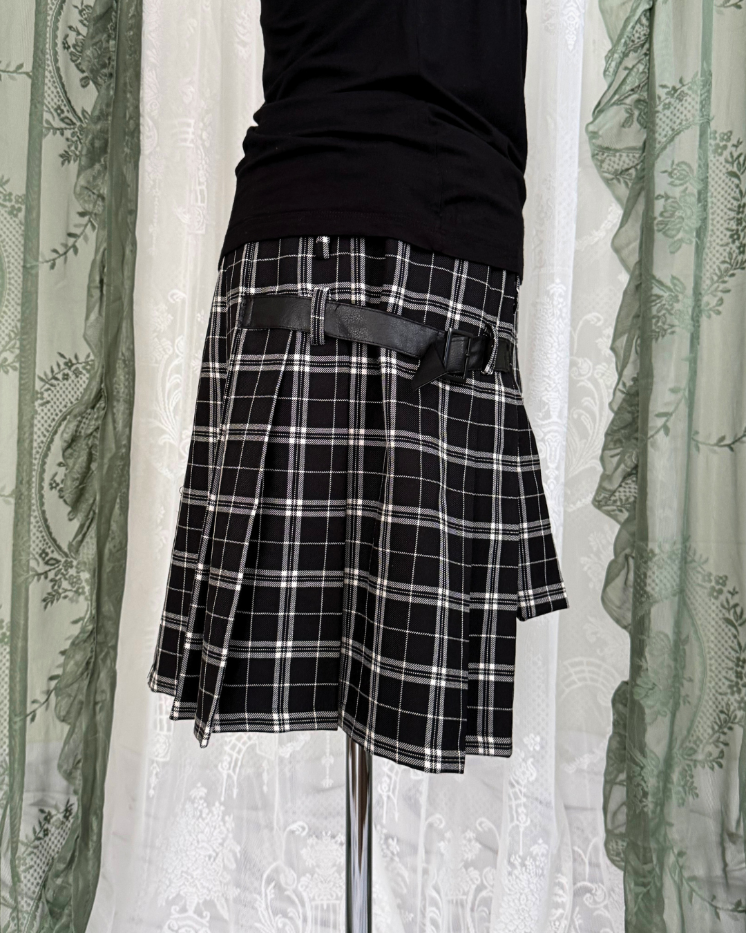 Asymmetrischer Minirock schwarz weiß kariert 90s Style grunge Teos Vintage Online Shop