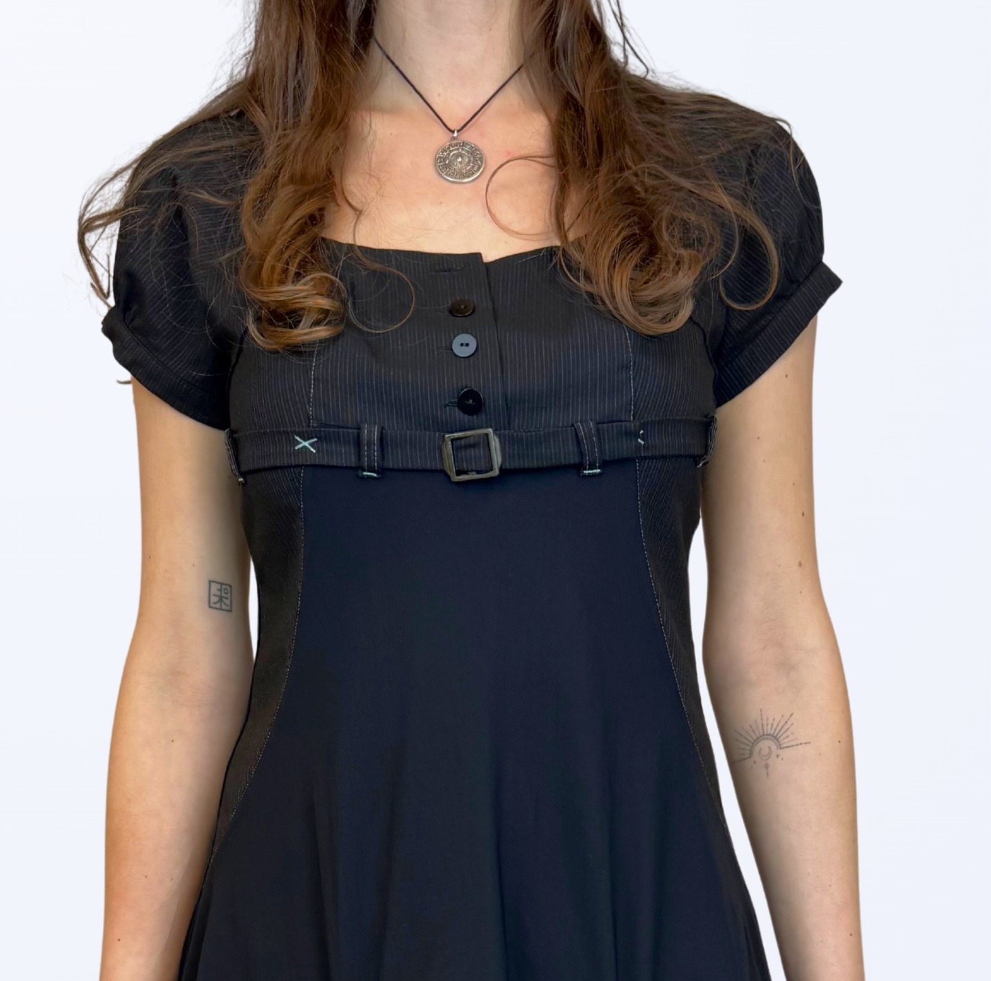 Grunge Goth 90s Style Kleid asymmetrisch Nadelstreifen Knöpfe schwarz Teos Vintage Onlineshop