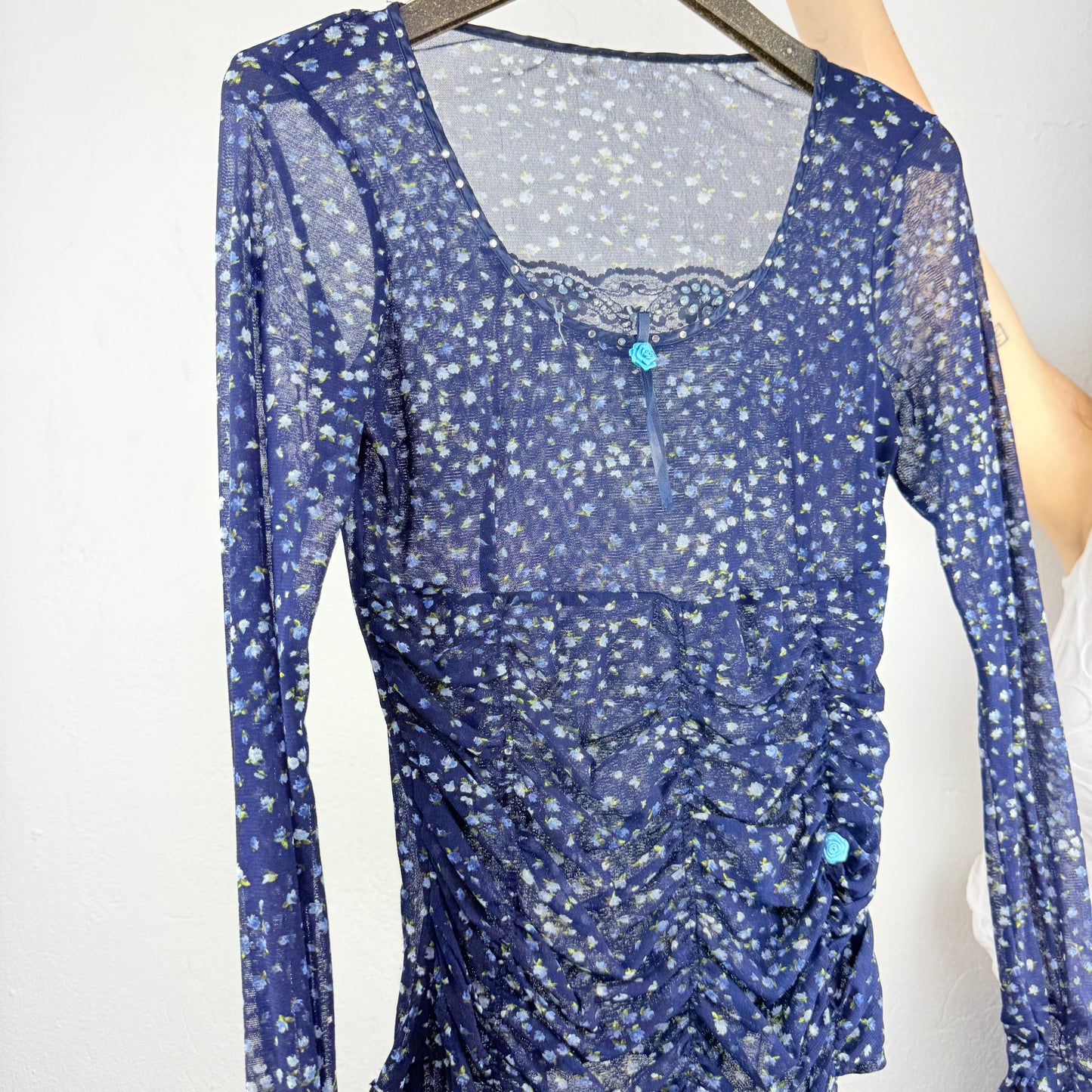 Kuratierter Vintage Onlineshop nachhaltige Secondhand Kleidung online kaufen, Online Shop Vintage, Vintage Online Shop, Second Hand Online Shop, gebraucht, zweite Hand, reused, preloved, Y2K, thriftshop, thriftstore, thrifting, thrift shop, thrift store, Mesh, Blumig, Festival