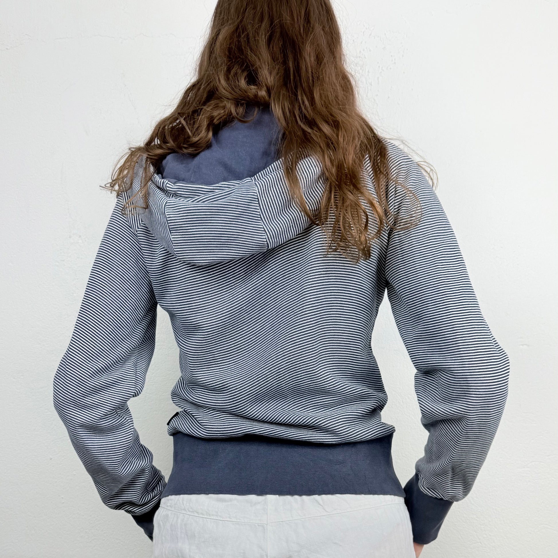 Kuratierter Vintage Onlineshop nachhaltige Secondhand Kleidung online kaufen, Online Shop Vintage, Vintage Online Shop, Second Hand Online Shop, gebraucht, zweite Hand, reused, preloved, Y2K, thriftshop, thriftstore, thrifting, thrift shop, thrift store, Y2K, Staple Piece, Comfy