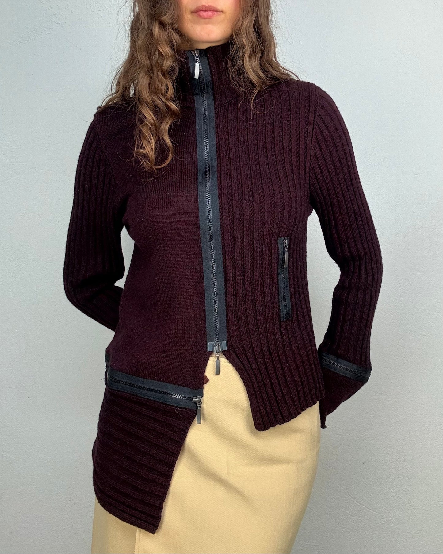Kuratierter Vintage Onlineshop nachhaltige Secondhand Kleidung online kaufen, Online Shop Vintage, Vintage Online Shop, Second Hand Online Shop, gebraucht, zweite Hand, reused, preloved, Y2K, thriftshop, thriftstore, thrifting, thrift shop, thrift store, Asymmetrisch, Strick, Zipper, Retro