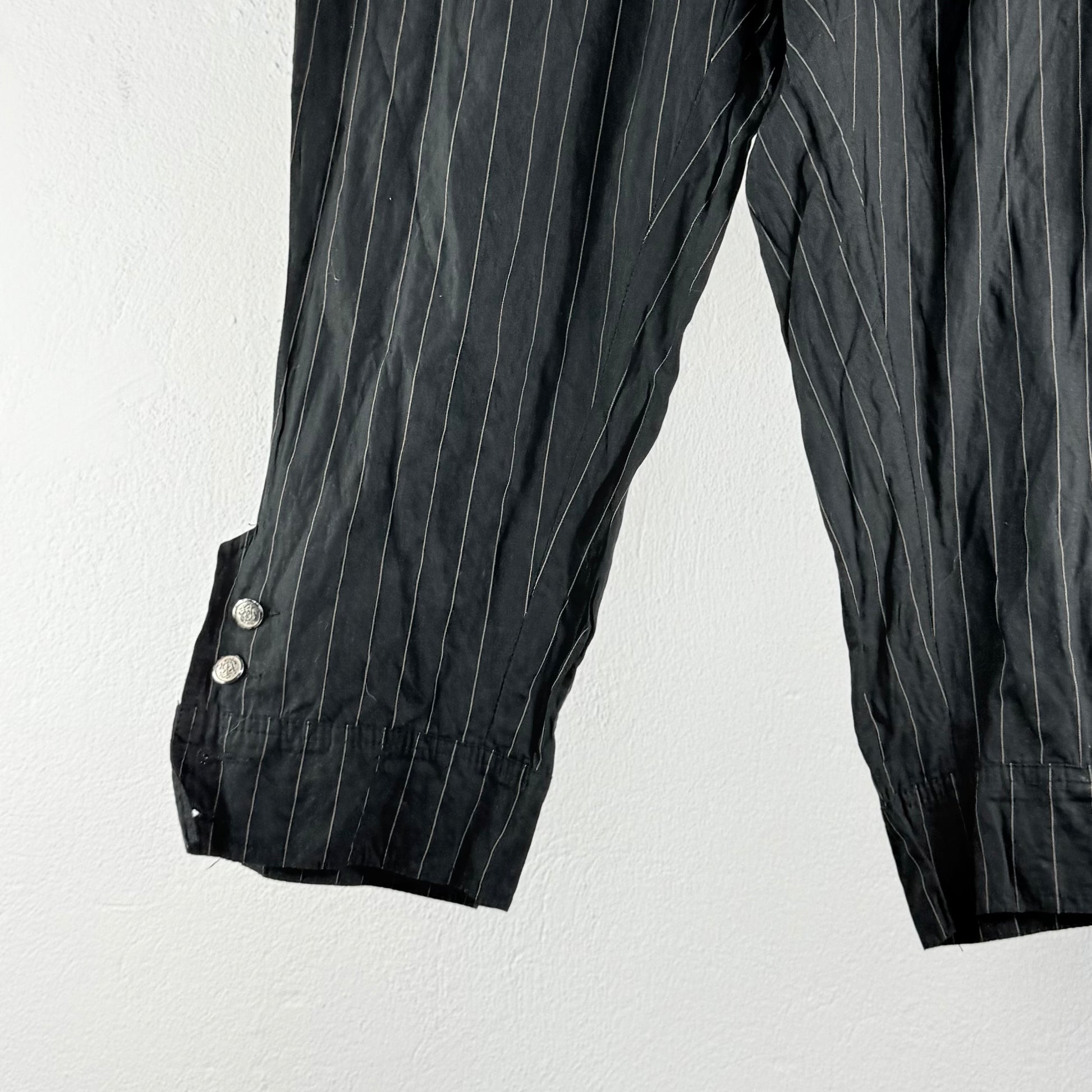 Kuratierter Vintage Onlineshop nachhaltige Secondhand Kleidung online kaufen, Online Shop Vintage, Vintage Online Shop, Second Hand Online Shop, gebraucht, zweite Hand, reused, preloved, Y2K, thriftshop, thriftstore, thrifting, thrift shop, thrift store, Streifn, Capri, Mid-length, Nadelstreifen, Brit Chic