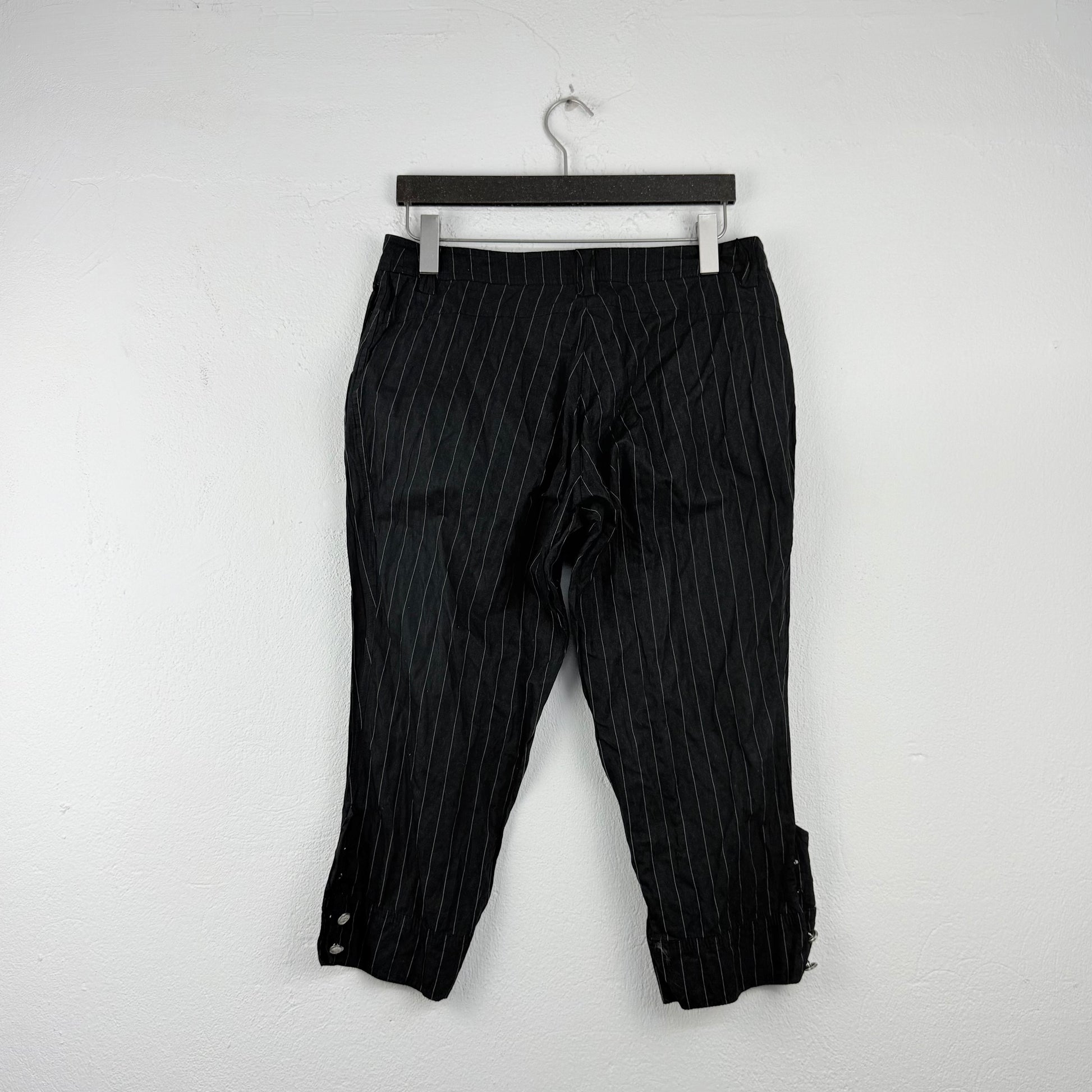 Kuratierter Vintage Onlineshop nachhaltige Secondhand Kleidung online kaufen, Online Shop Vintage, Vintage Online Shop, Second Hand Online Shop, gebraucht, zweite Hand, reused, preloved, Y2K, thriftshop, thriftstore, thrifting, thrift shop, thrift store, Streifn, Capri, Mid-length, Nadelstreifen, Brit Chic