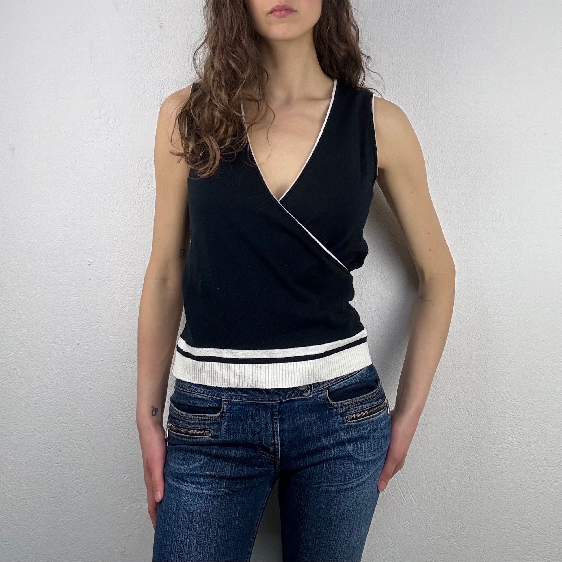 Kuratierter Vintage Onlineshop nachhaltige Secondhand Kleidung online kaufen, Online Shop Vintage, Vintage Online Shop, Second Hand Online Shop, gebraucht, zweite Hand, reused, preloved, Y2K, thriftshop, thriftstore, thrifting, thrift shop, thrift store