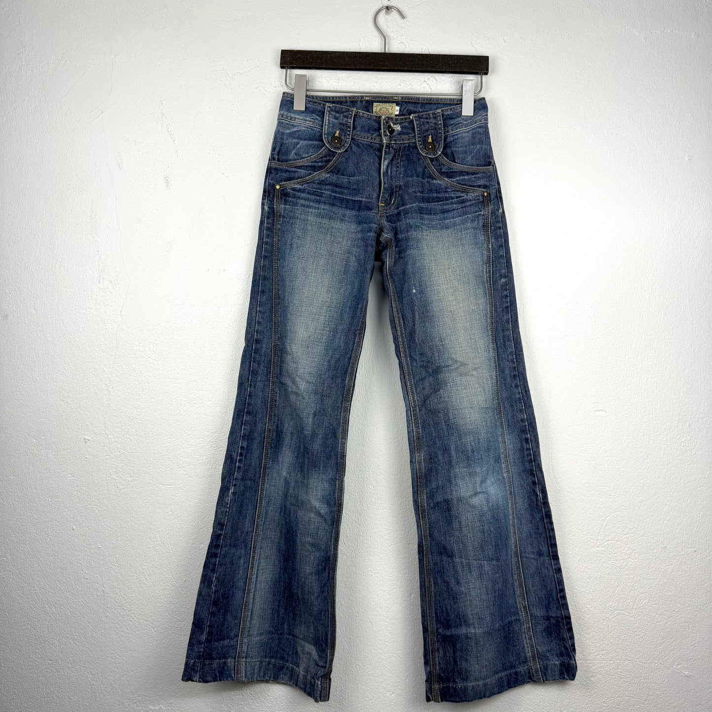 Kuratierter Vintage Onlineshop nachhaltige Secondhand Kleidung online kaufen, Online Shop Vintage, Vintage Online Shop, Second Hand Online Shop, gebraucht, zweite Hand, reused, preloved, Y2K, thriftshop, thriftstore, thrifting, thrift shop, thrift store