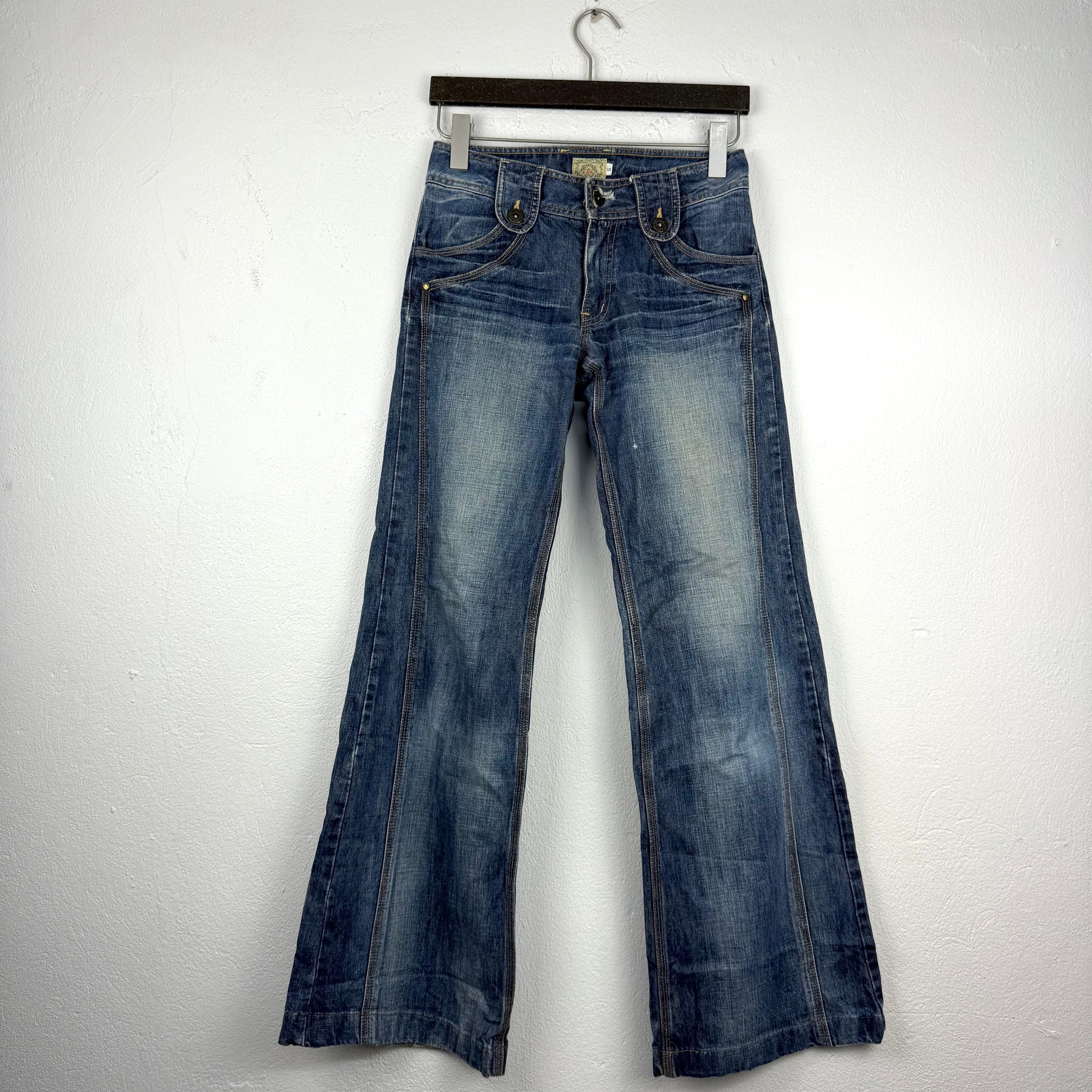 Kuratierter Vintage Onlineshop nachhaltige Secondhand Kleidung online kaufen, Online Shop Vintage, Vintage Online Shop, Second Hand Online Shop, gebraucht, zweite Hand, reused, preloved, Y2K, thriftshop, thriftstore, thrifting, thrift shop, thrift store